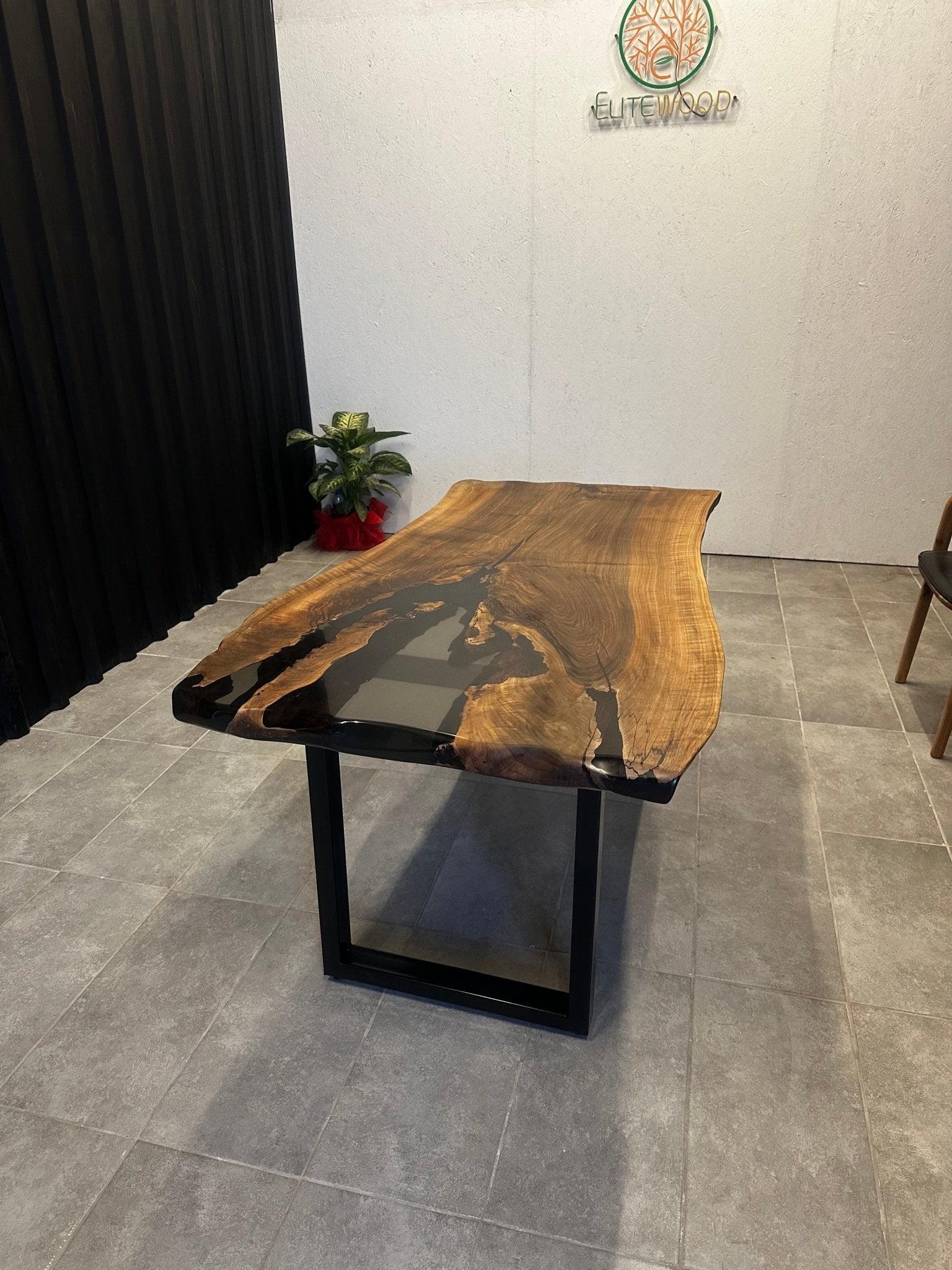 Epoxidharztisch Nussbaum 160x80 - Unikat mit schwarzem Harz - Live Edge River Table