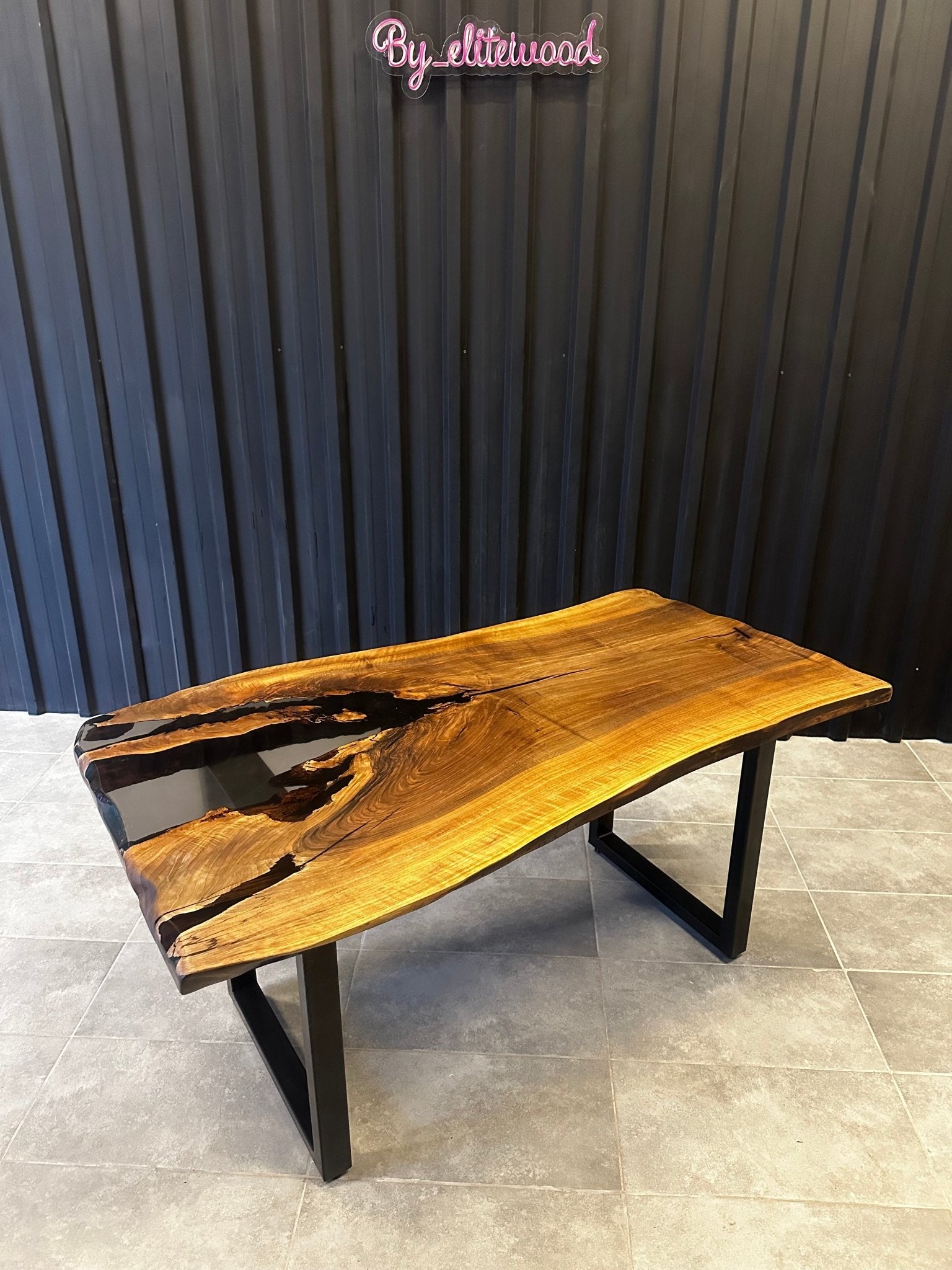 Epoxidharztisch Nussbaum 160x80 - Unikat mit schwarzem Harz - Live Edge River Table