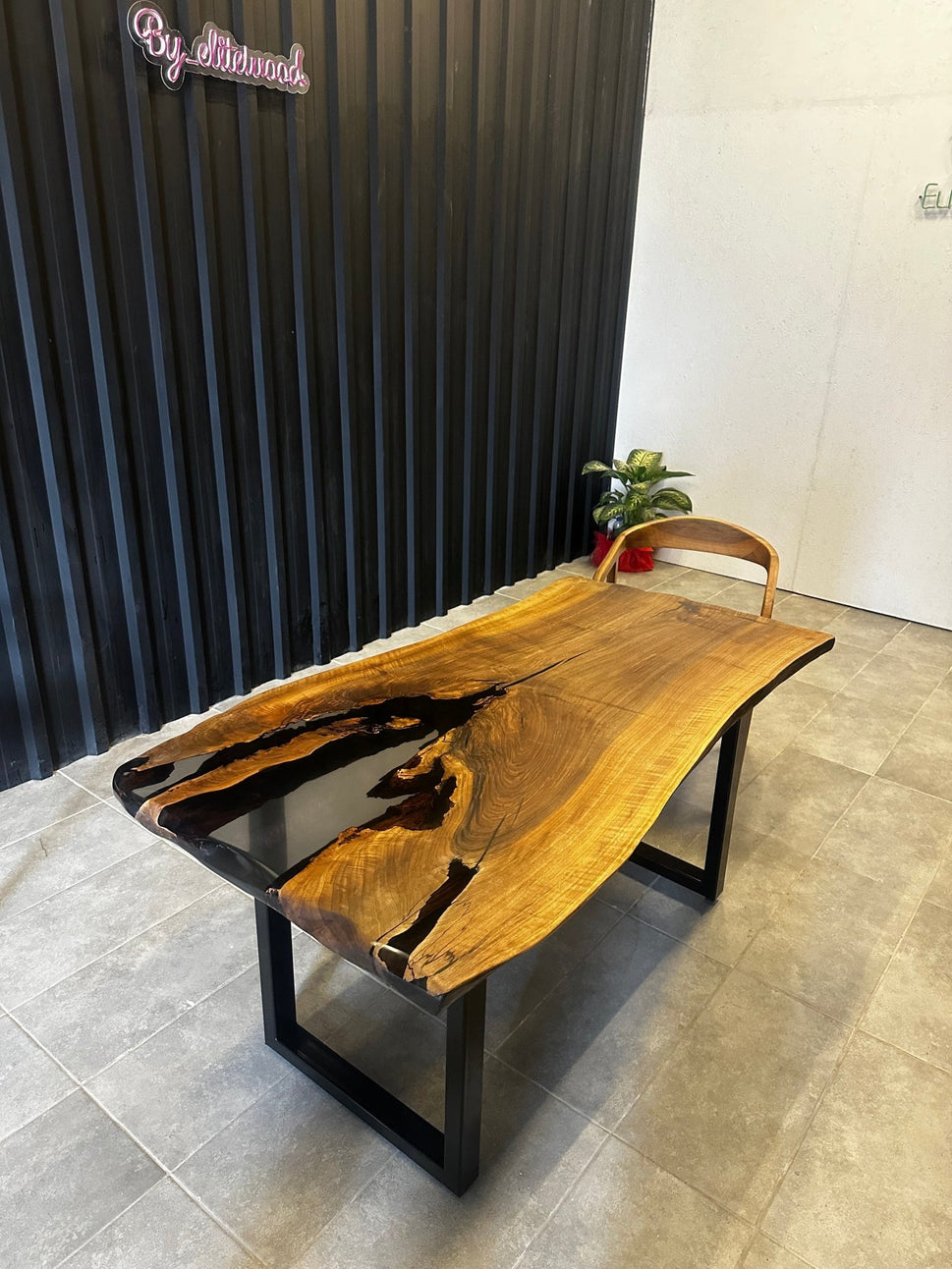 Epoxidharztisch Nussbaum 160x80 - Unikat mit schwarzem Harz - Live Edge River Table