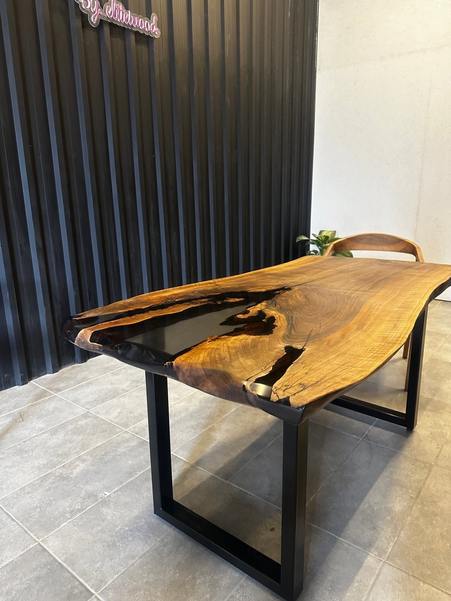 Epoxidharztisch Nussbaum 160x80 - Unikat mit schwarzem Harz - Live Edge River Table