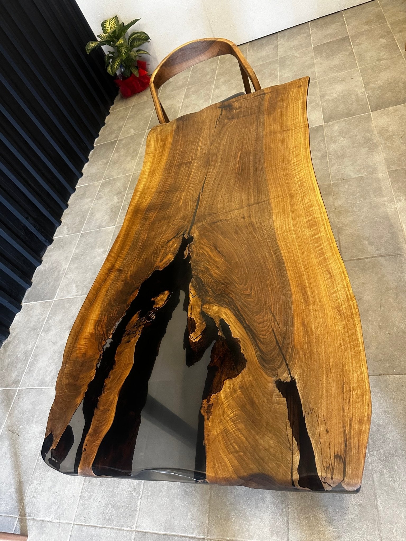Epoxidharztisch Nussbaum 160x80 - Unikat mit schwarzem Harz - Live Edge River Table