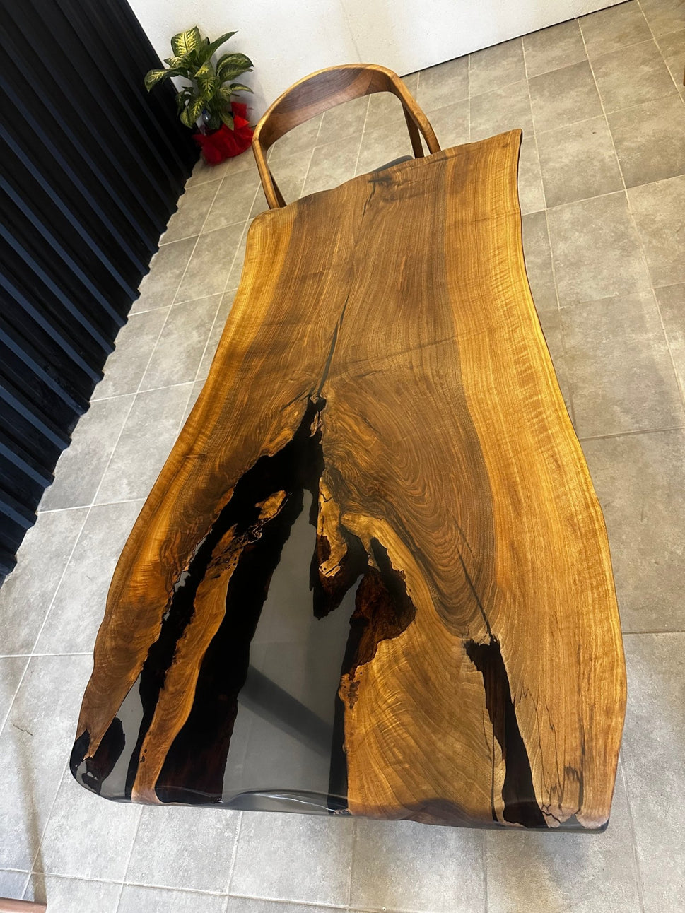 Epoxidharztisch Nussbaum 160x80 - Unikat mit schwarzem Harz - Live Edge River Table