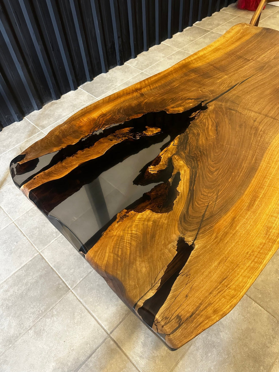 Epoxidharztisch Nussbaum 160x80 - Unikat mit schwarzem Harz - Live Edge River Table