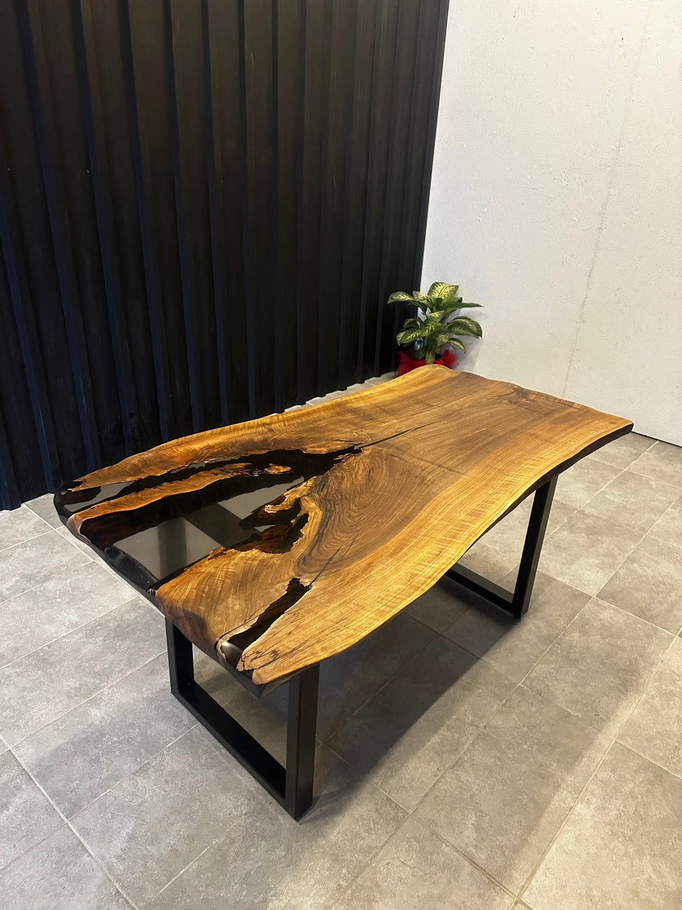 Epoxidharztisch Nussbaum 160x80 - Unikat mit schwarzem Harz - Live Edge River Table