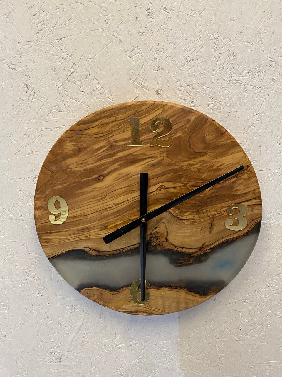 Live Edge Uhr Epoxidharz Grau - Design Uhr mit Naturkante