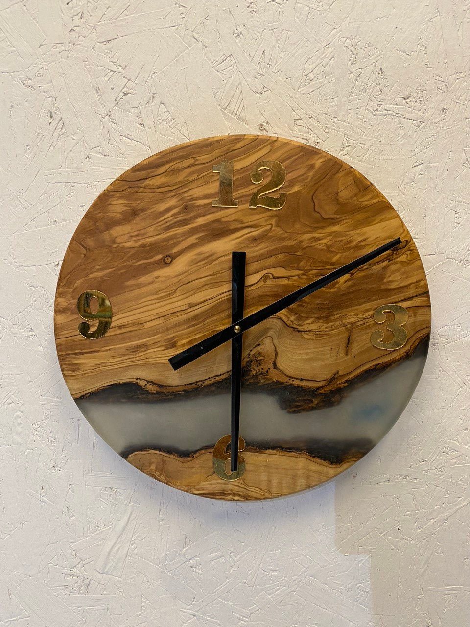Live Edge Uhr Epoxidharz Grau - Design Uhr mit Naturkante