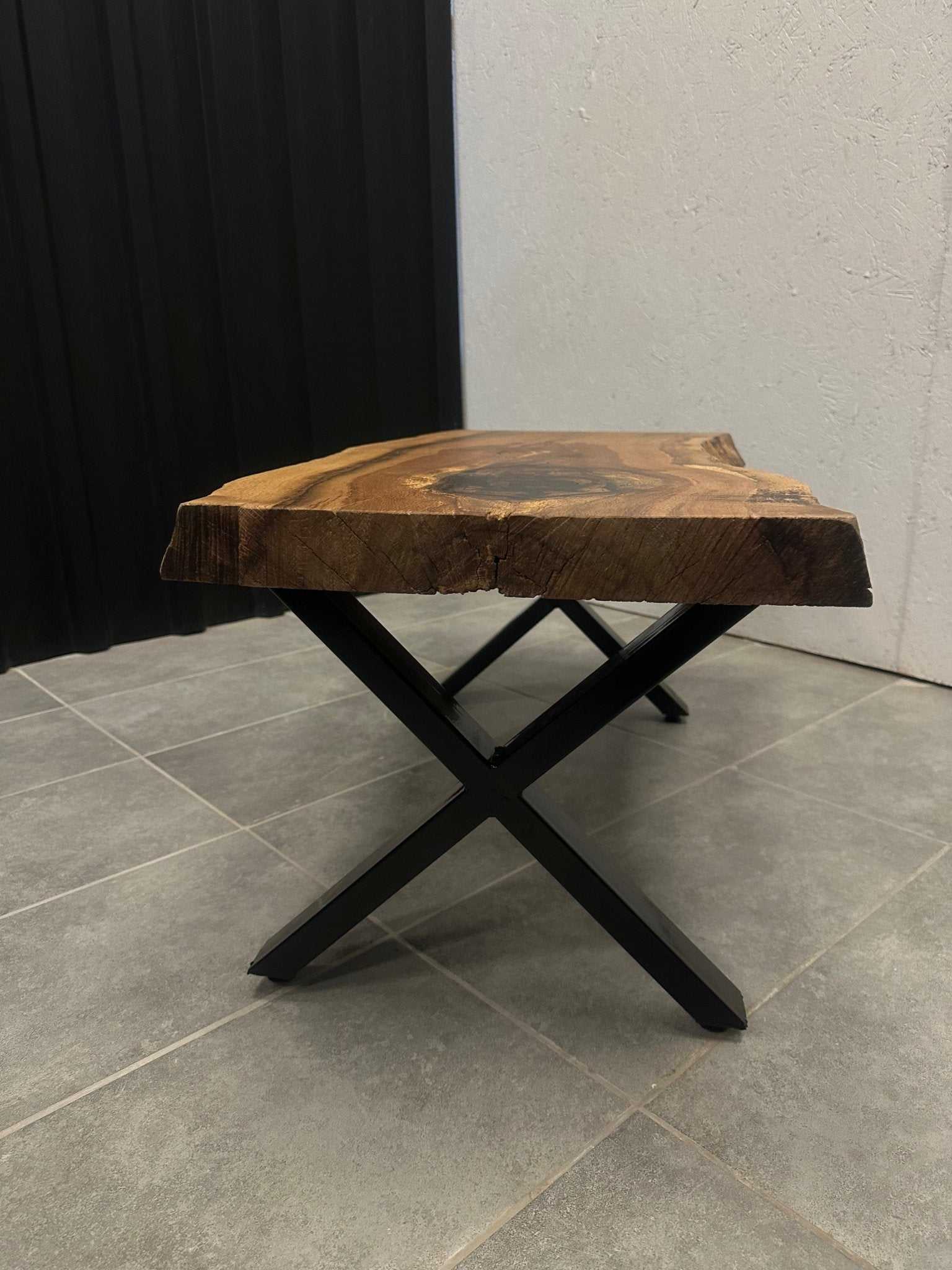 Live Edge Couchtisch aus Eiche 105 × 55 cm - Naturkante &amp; Kreuzrahmen