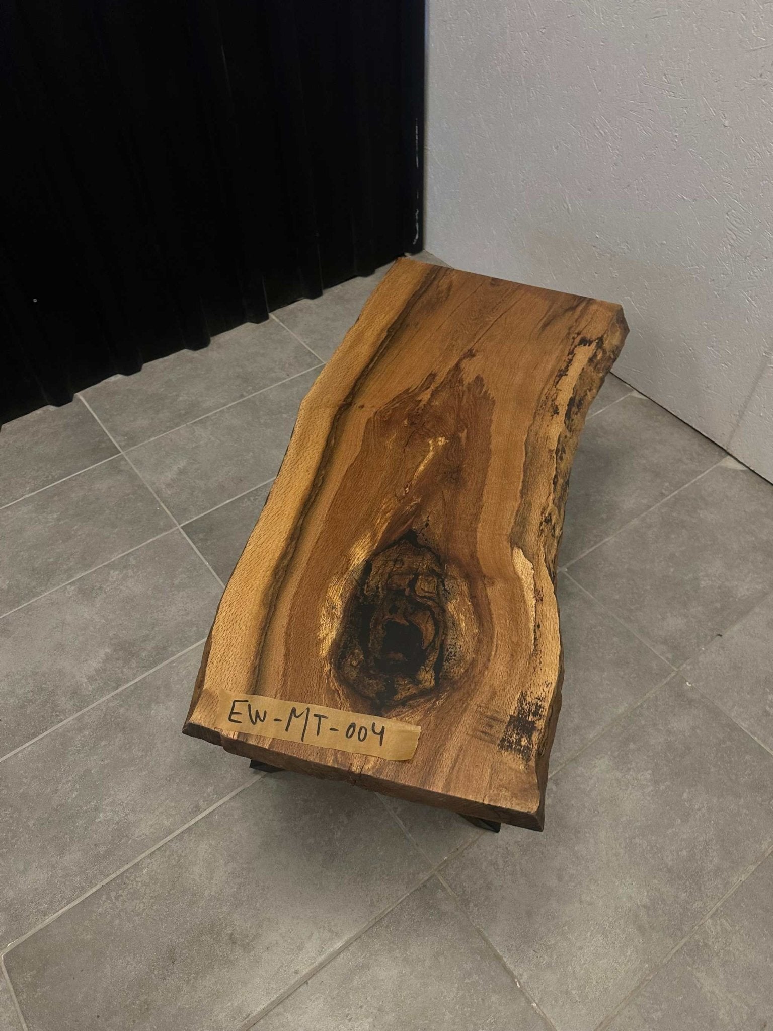 Live Edge Couchtisch aus Eiche 105 × 55 cm - Naturkante &amp; Kreuzrahmen