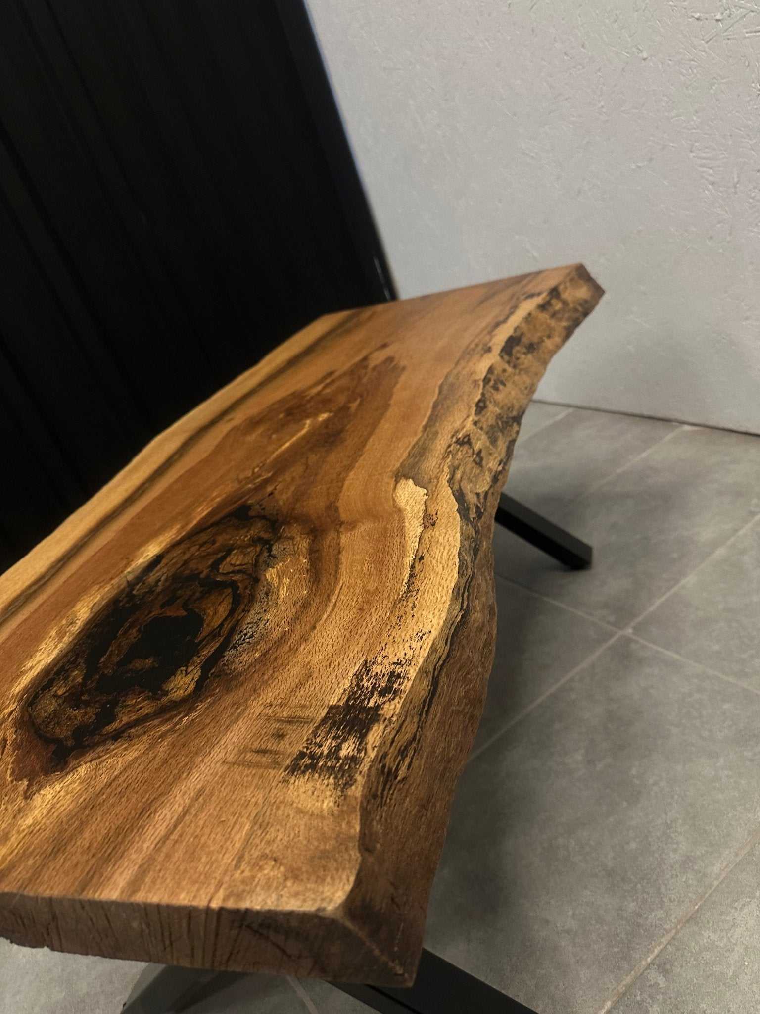 Live Edge Couchtisch aus Eiche 105 × 55 cm - Naturkante &amp; Kreuzrahmen