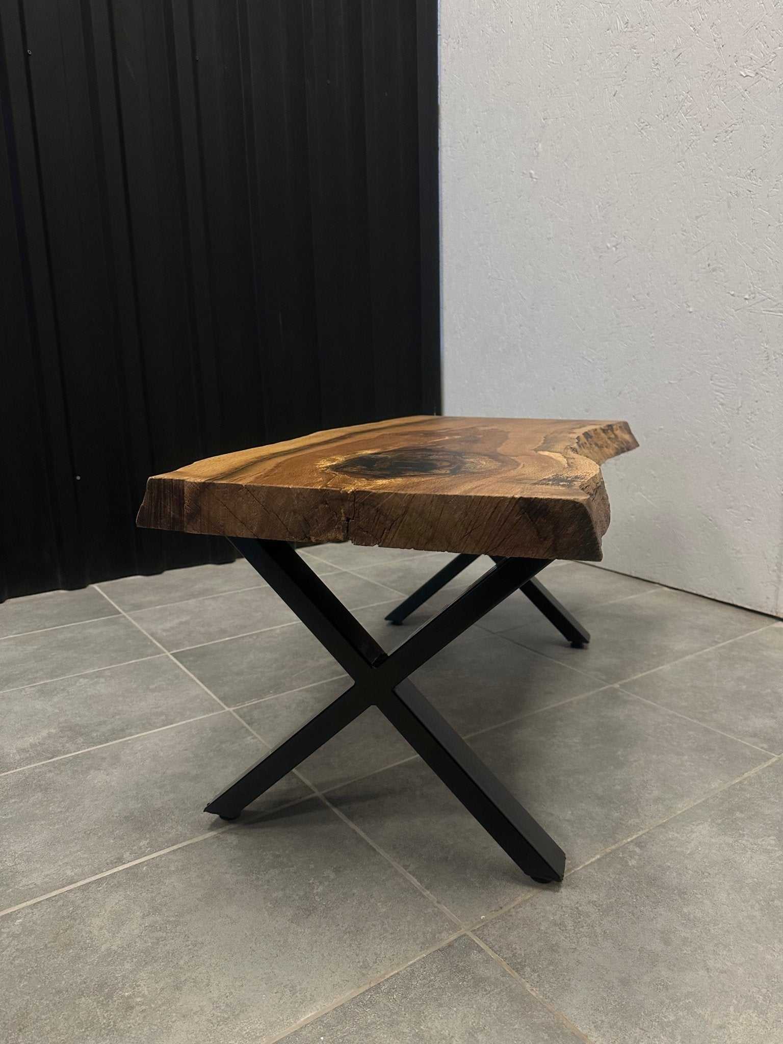 Live Edge Couchtisch aus Eiche 105 × 55 cm - Naturkante &amp; Kreuzrahmen