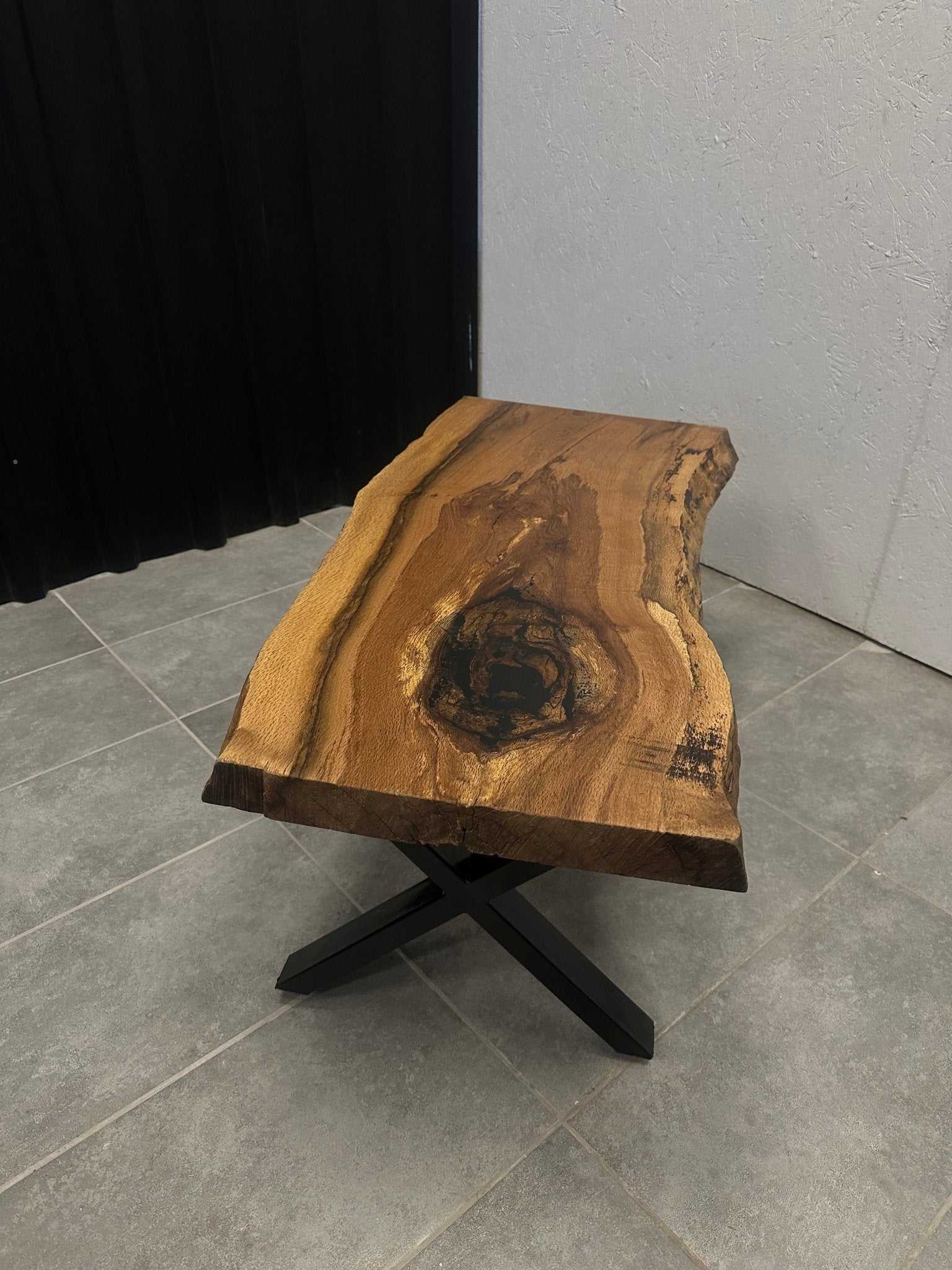 Live Edge Couchtisch aus Eiche 105 × 55 cm - Naturkante &amp; Kreuzrahmen