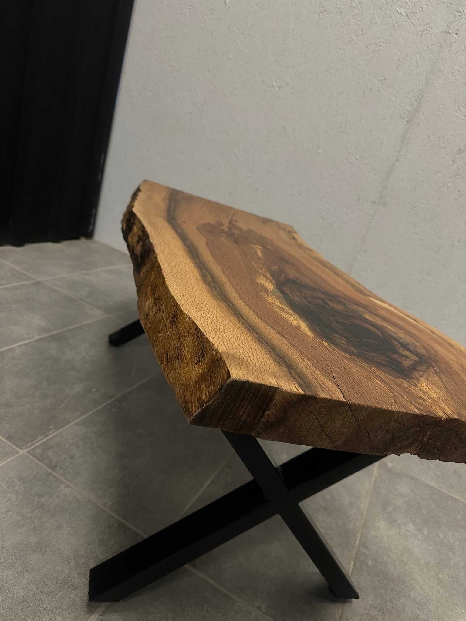Live Edge Couchtisch aus Eiche 105 × 55 cm - Naturkante &amp; Kreuzrahmen