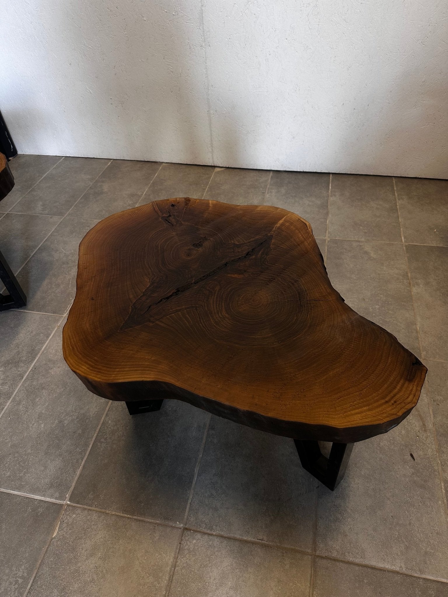 Live Edge Couchtisch – Handgefertigter Tisch aus Walnussholz