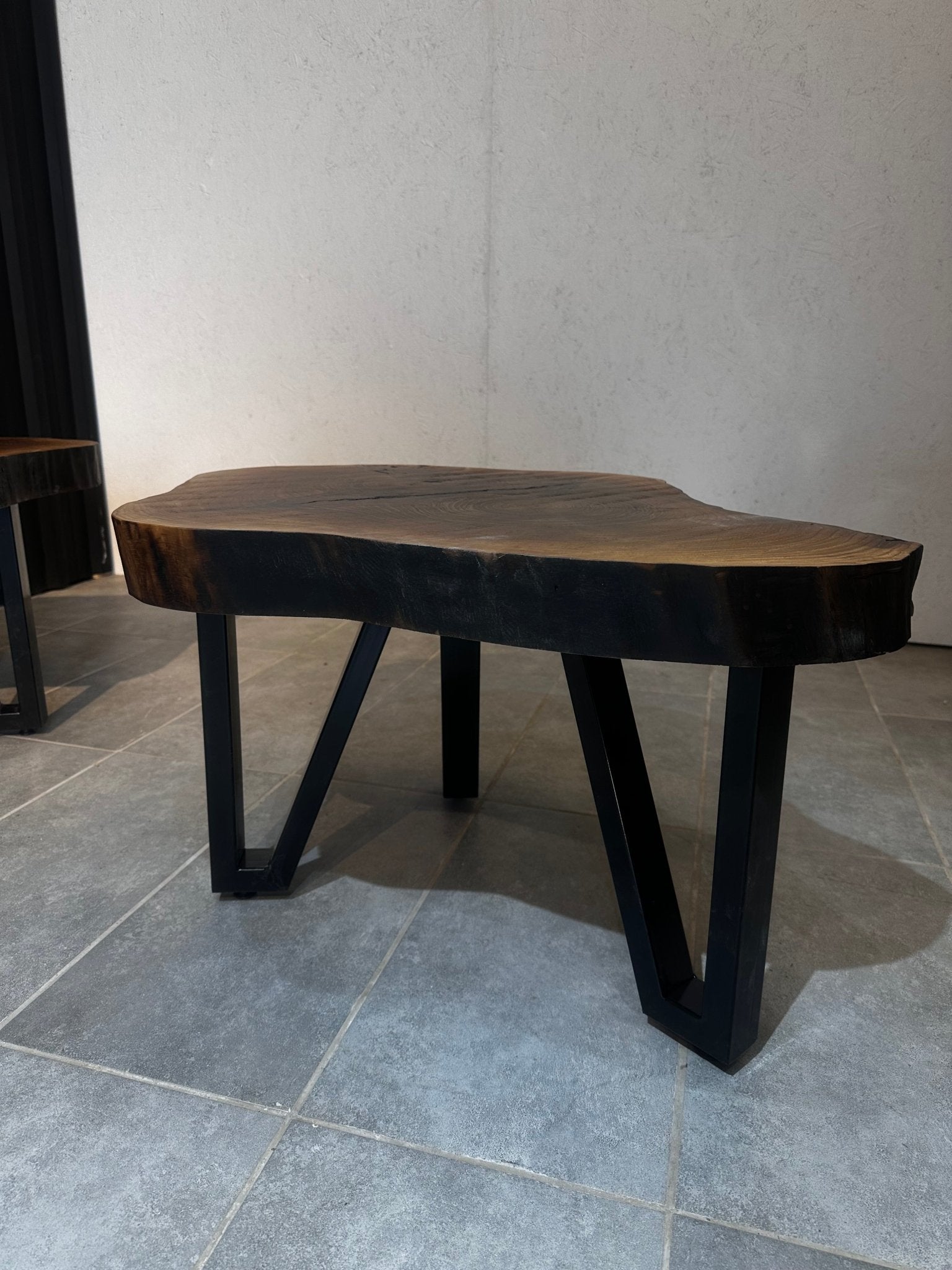 Live Edge Couchtisch – Handgefertigter Tisch aus Walnussholz