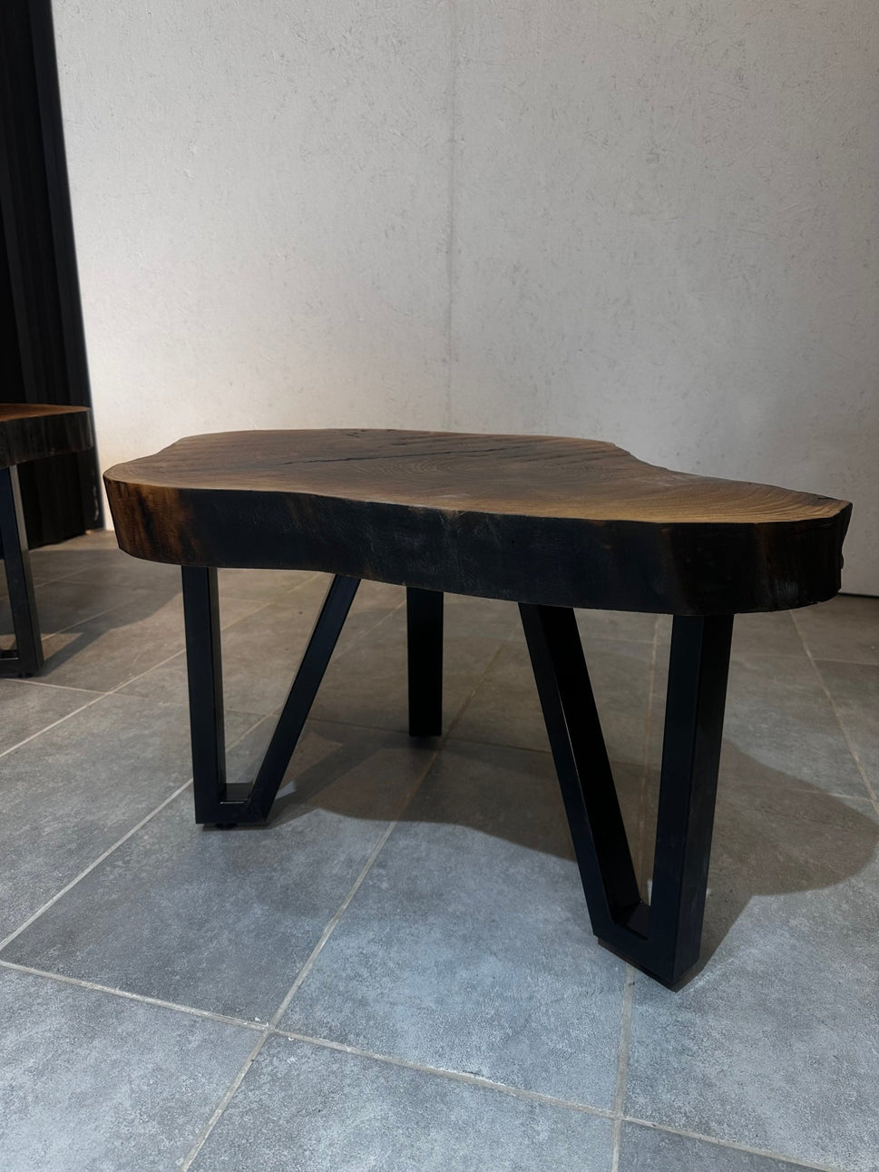 Live Edge Couchtisch – Handgefertigter Tisch aus Walnussholz