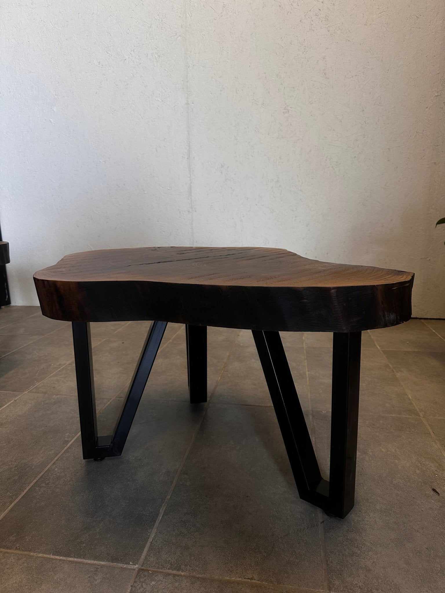 Live Edge Couchtisch – Handgefertigter Tisch aus Walnussholz