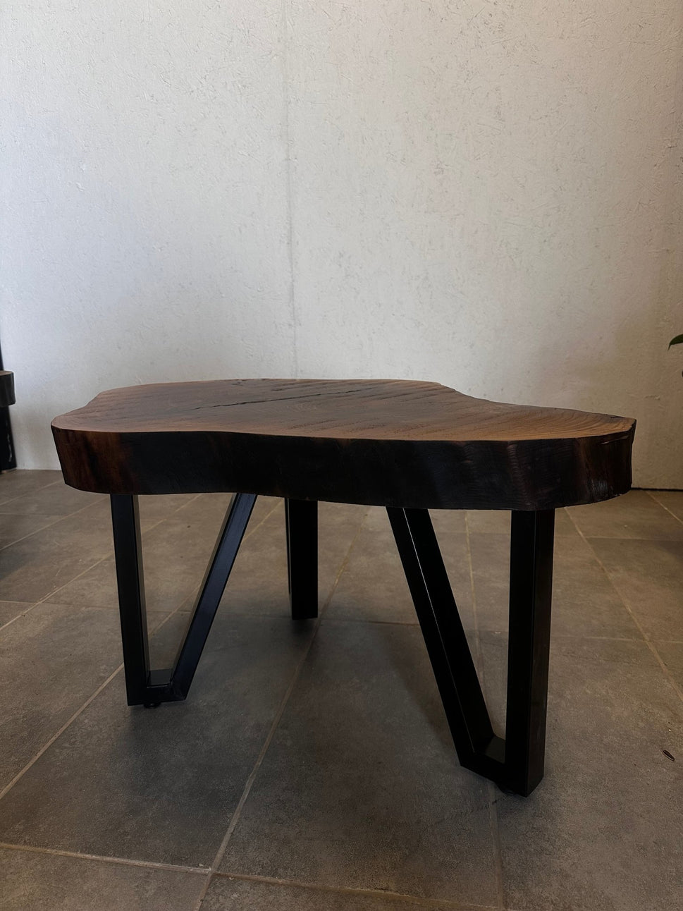 Live Edge Couchtisch – Handgefertigter Tisch aus Walnussholz
