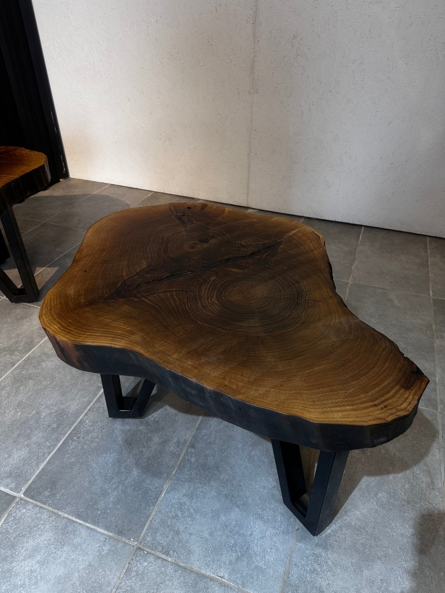 Live Edge Couchtisch – Handgefertigter Tisch aus Walnussholz