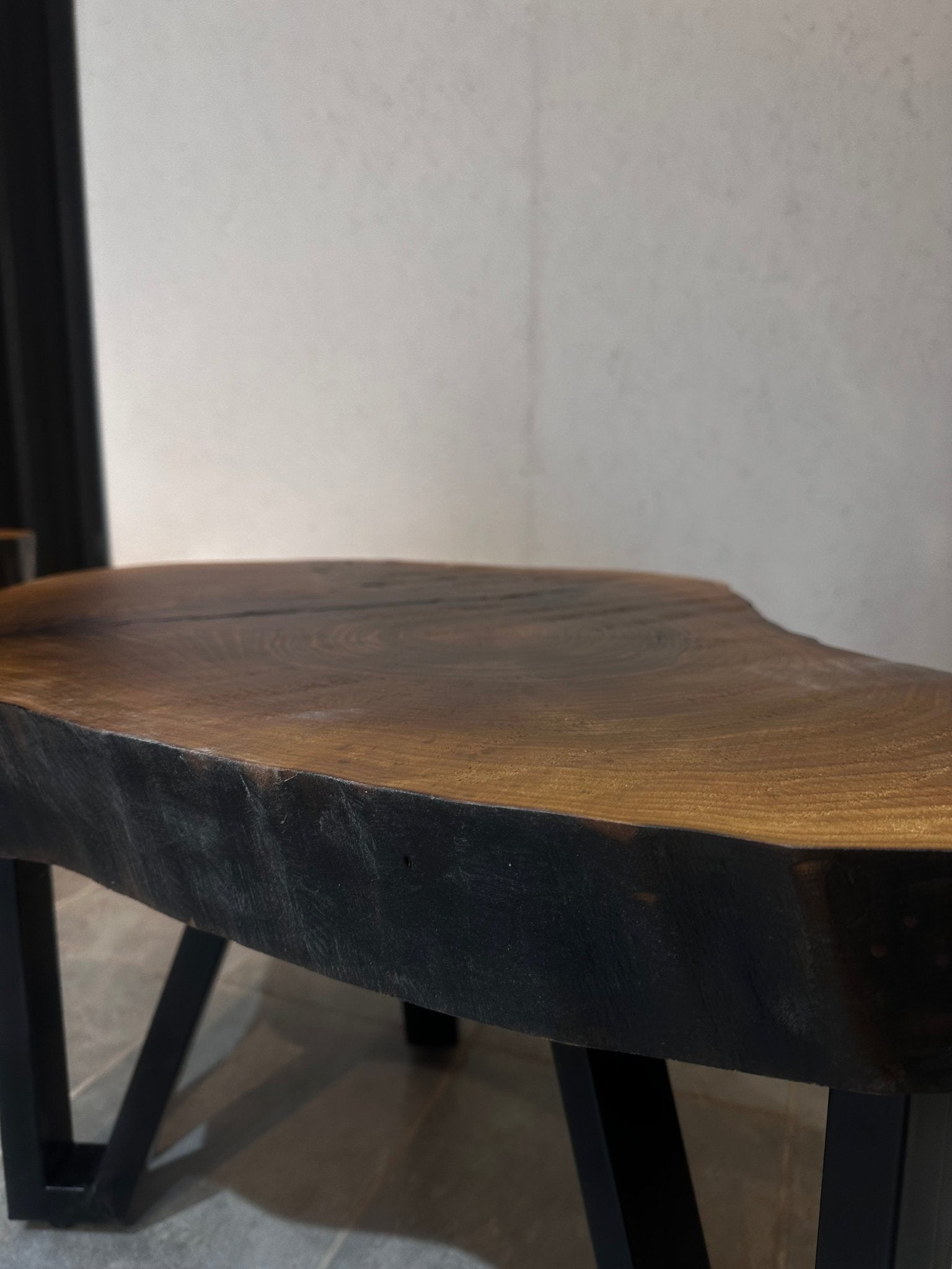Live Edge Couchtisch – Handgefertigter Tisch aus Walnussholz