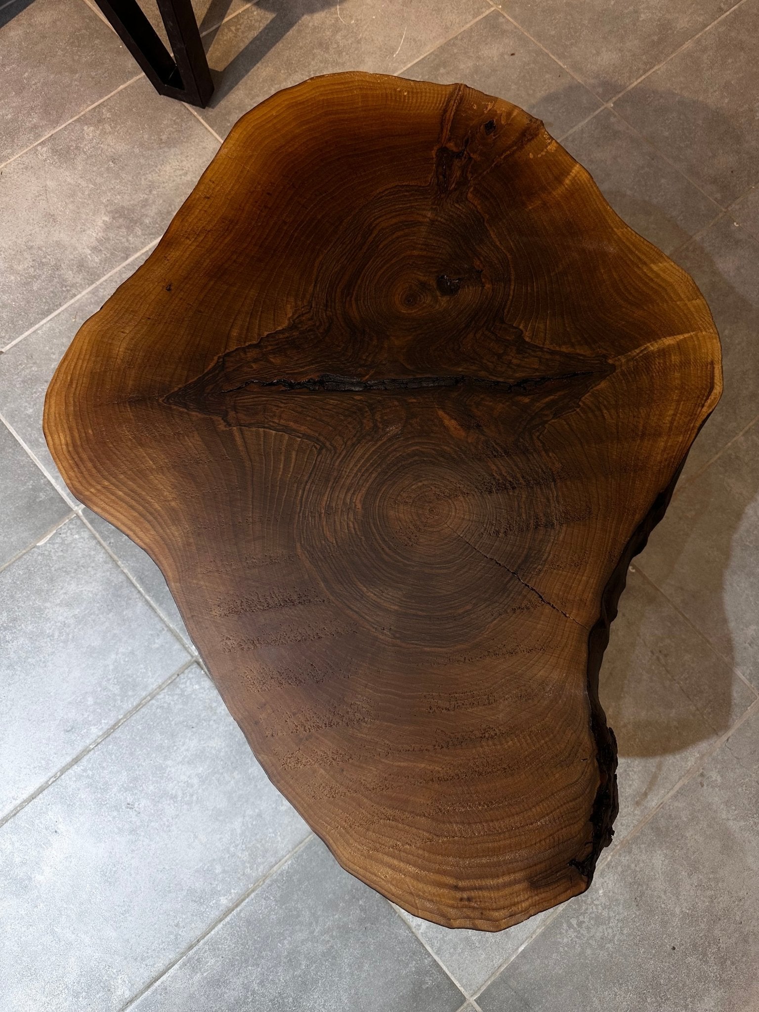 Live Edge Couchtisch – Handgefertigter Tisch aus Walnussholz