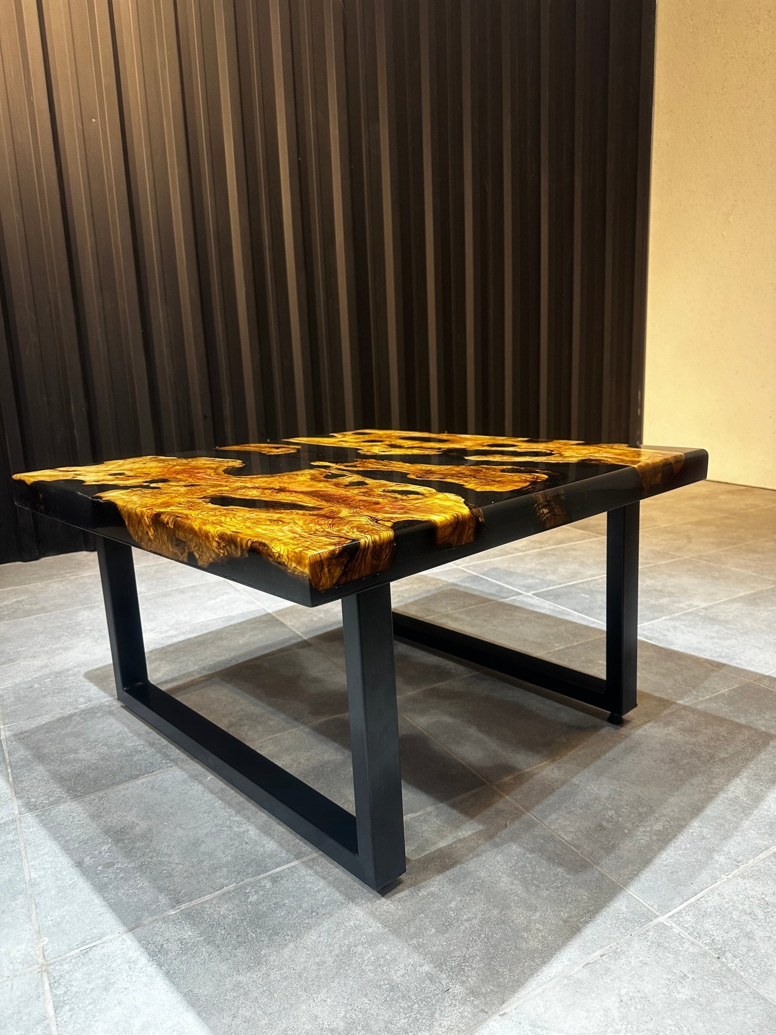 Live Edge Couchtisch – Live Edge Olivenholztisch mit schwarzem Harz