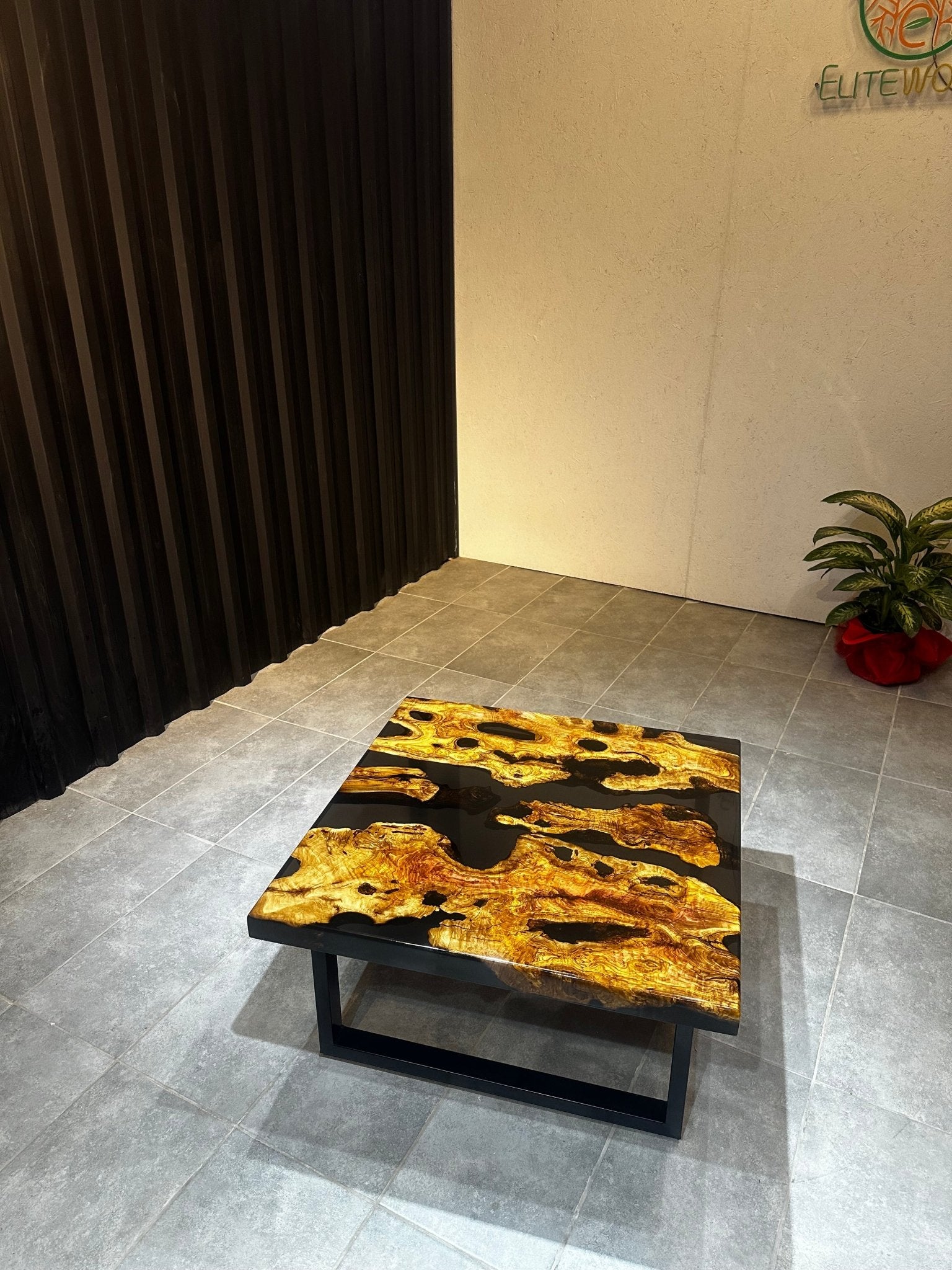 Live Edge Couchtisch – Live Edge Olivenholztisch mit schwarzem Harz