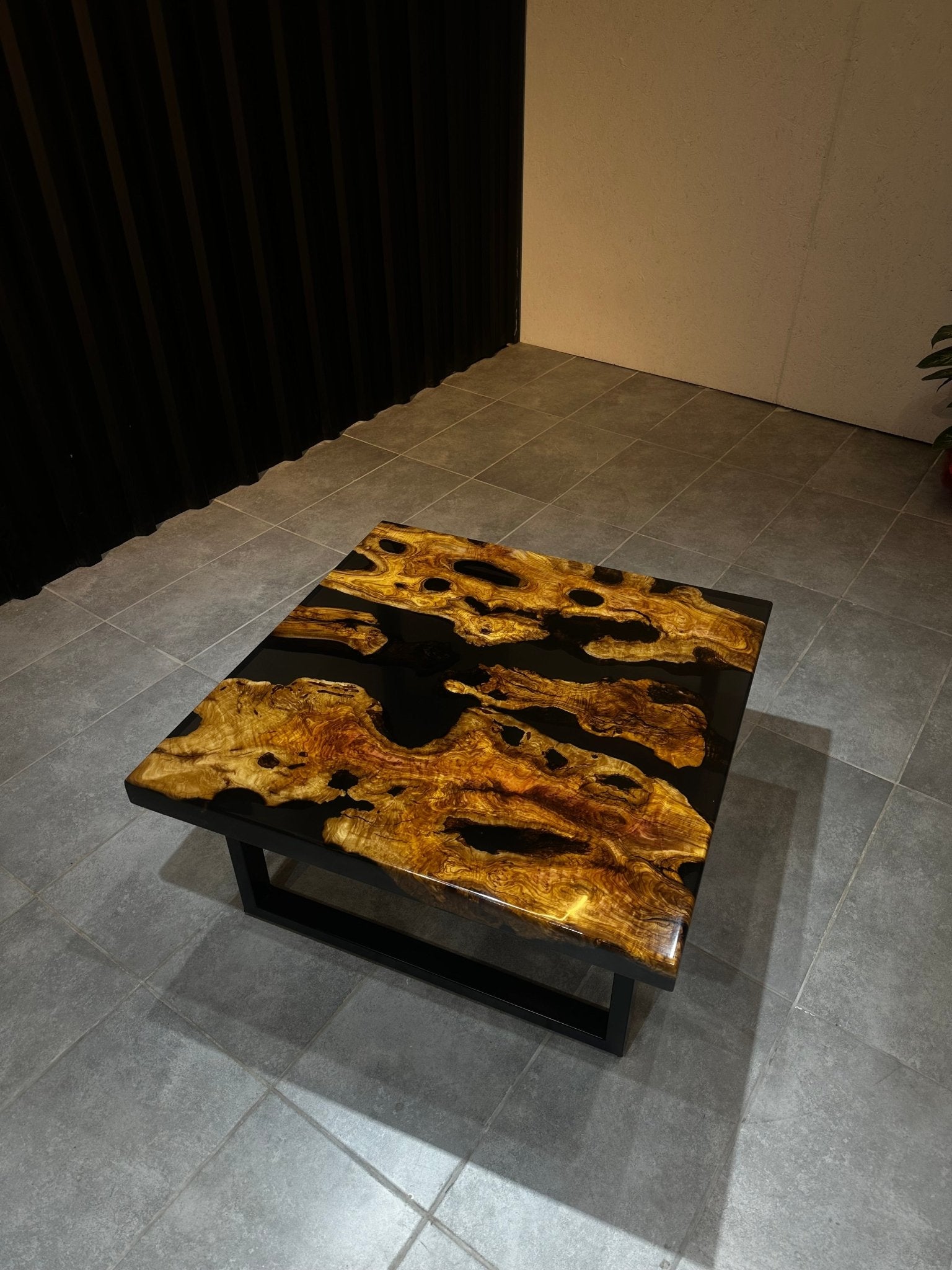 Live Edge Couchtisch – Live Edge Olivenholztisch mit schwarzem Harz