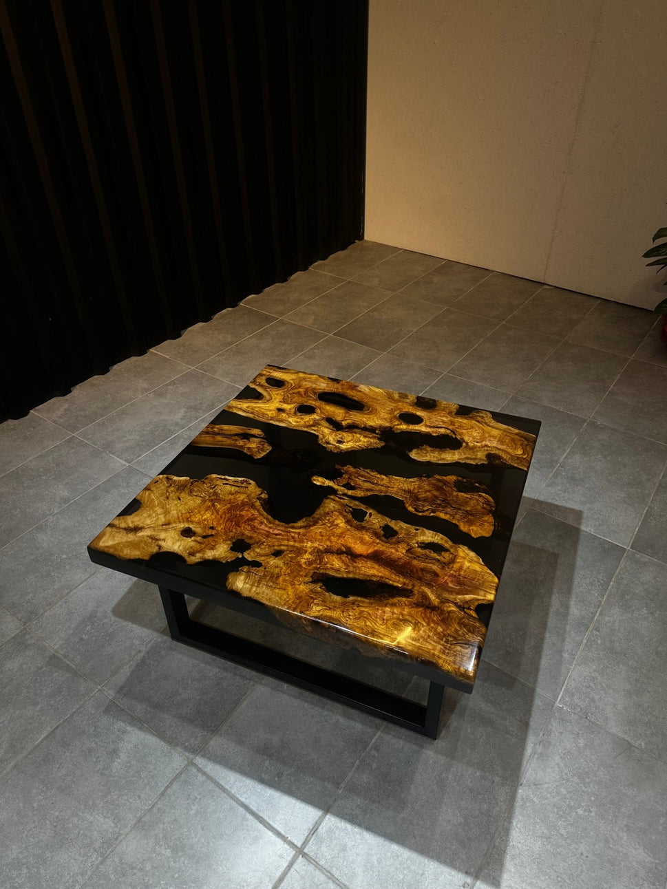 Live Edge Couchtisch – Live Edge Olivenholztisch mit schwarzem Harz