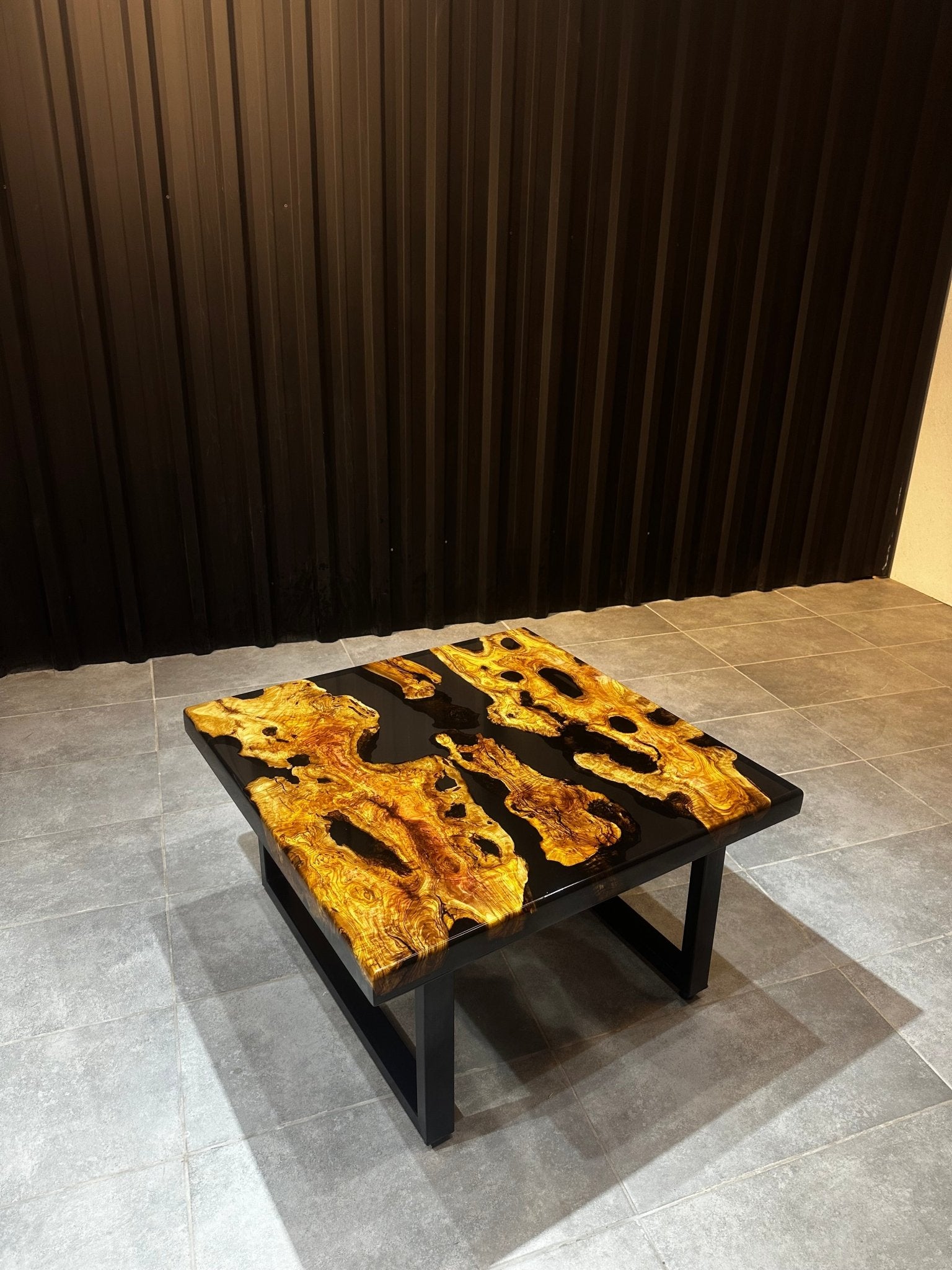 Live Edge Couchtisch – Live Edge Olivenholztisch mit schwarzem Harz