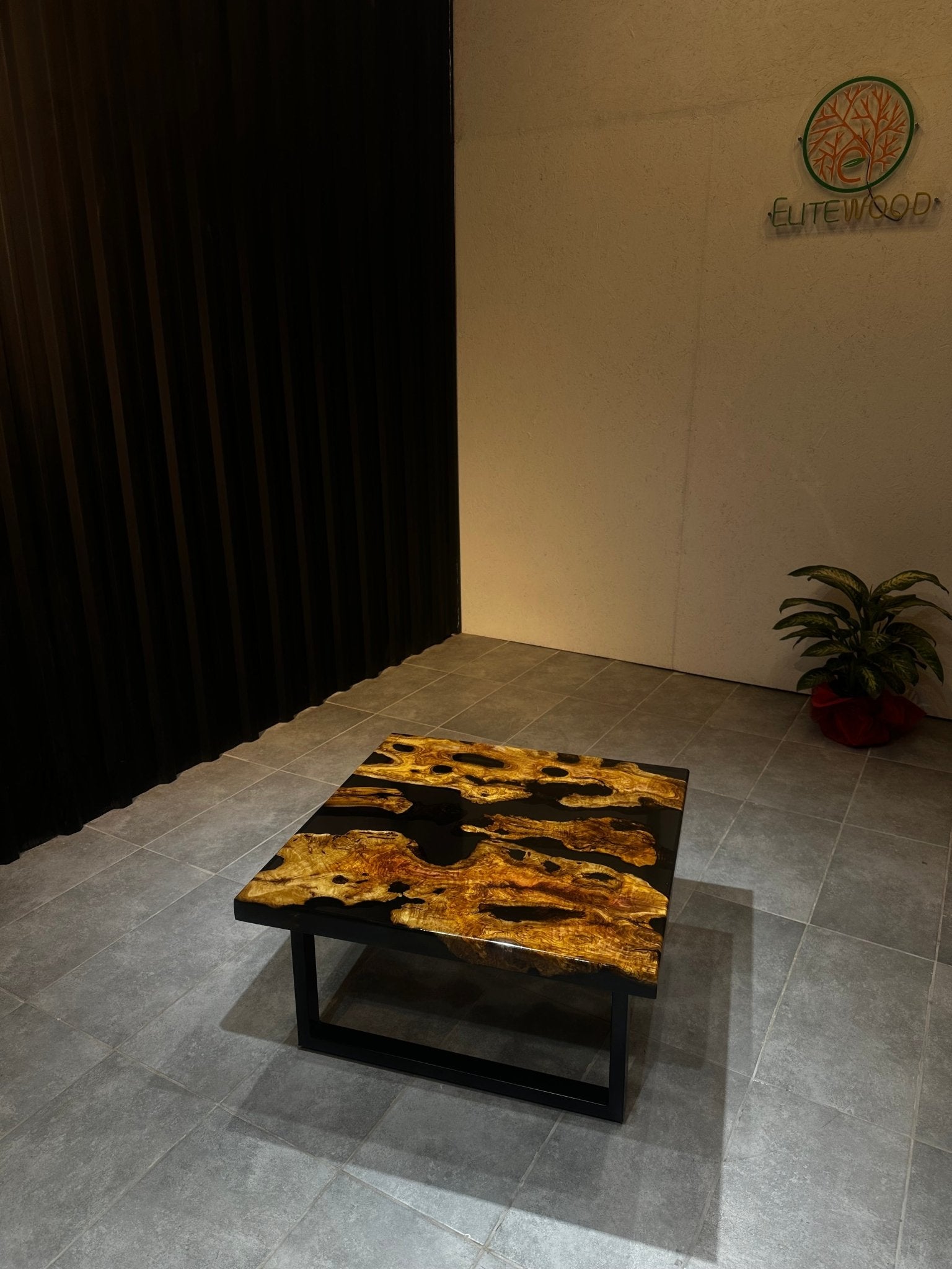 Live Edge Couchtisch – Live Edge Olivenholztisch mit schwarzem Harz