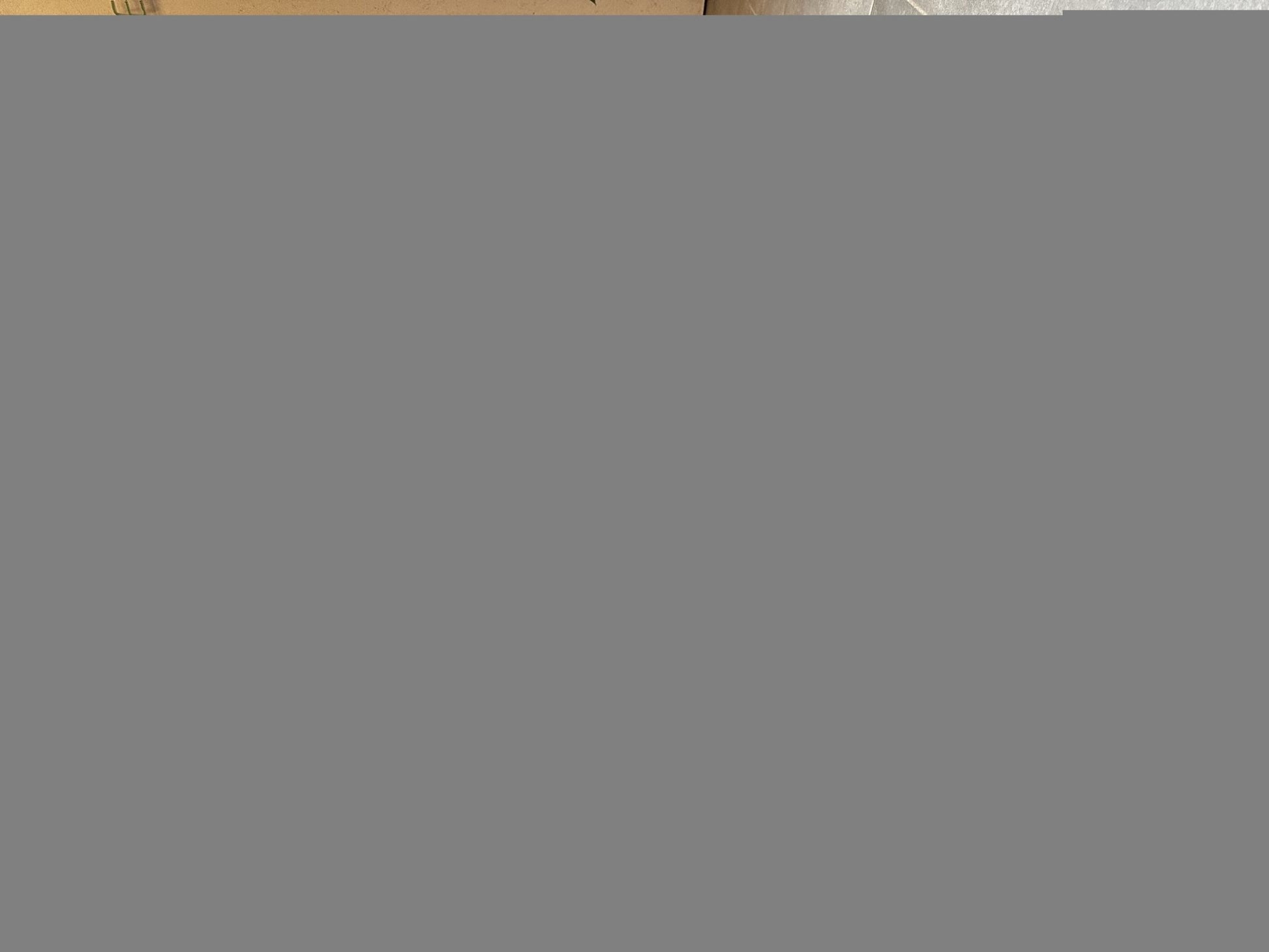 Live Edge Couchtisch – Live Edge Olivenholztisch mit schwarzem Harz