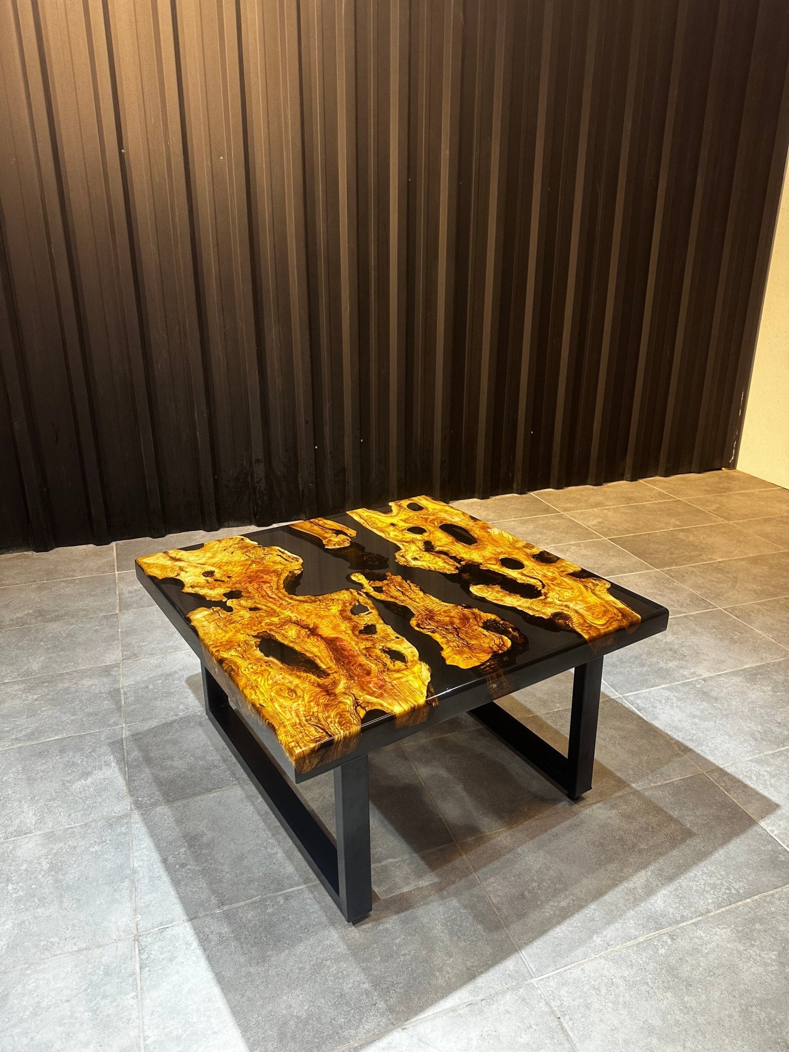 Live Edge Couchtisch – Live Edge Olivenholztisch mit schwarzem Harz