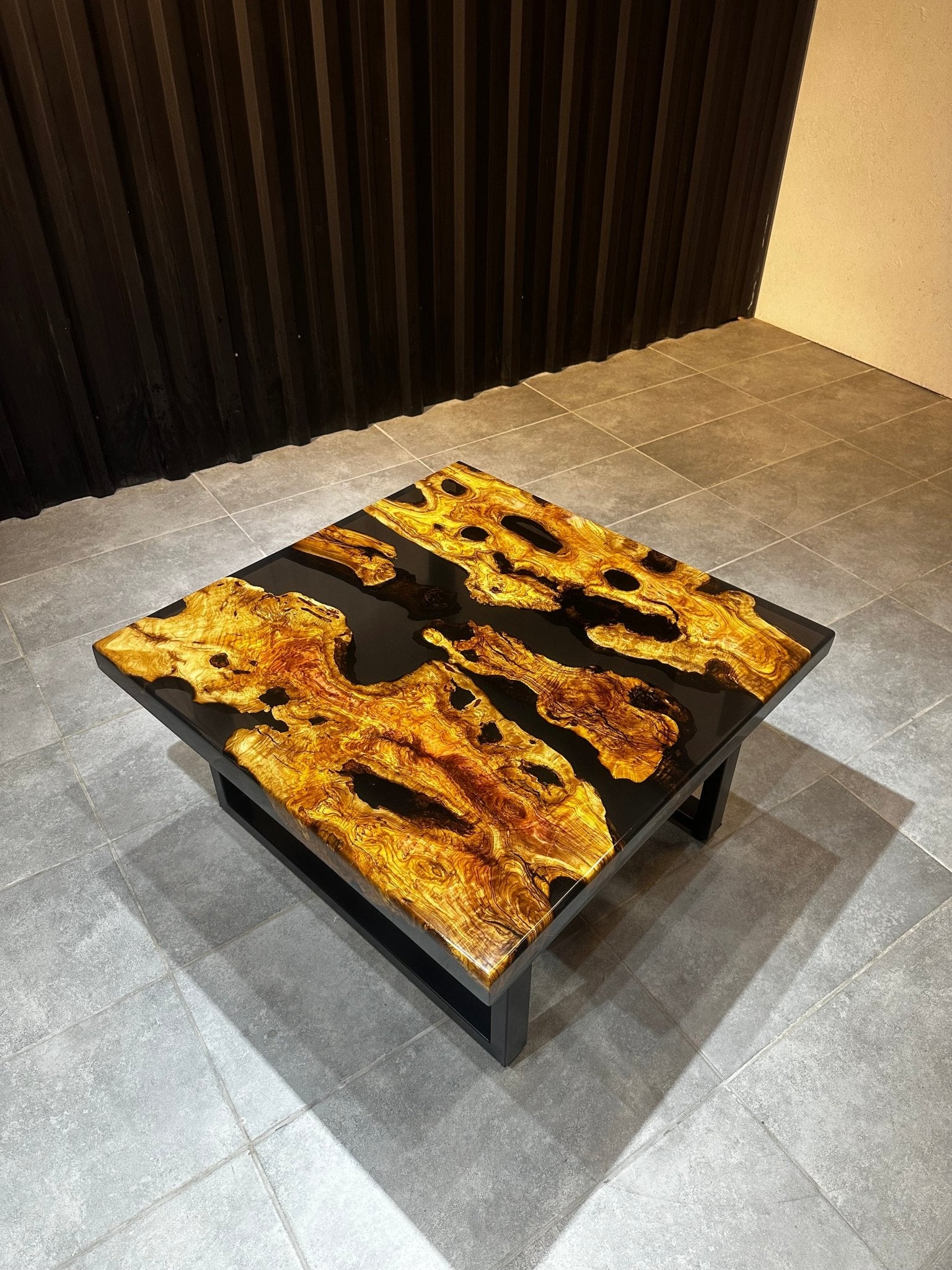 Live Edge Couchtisch – Live Edge Olivenholztisch mit schwarzem Harz