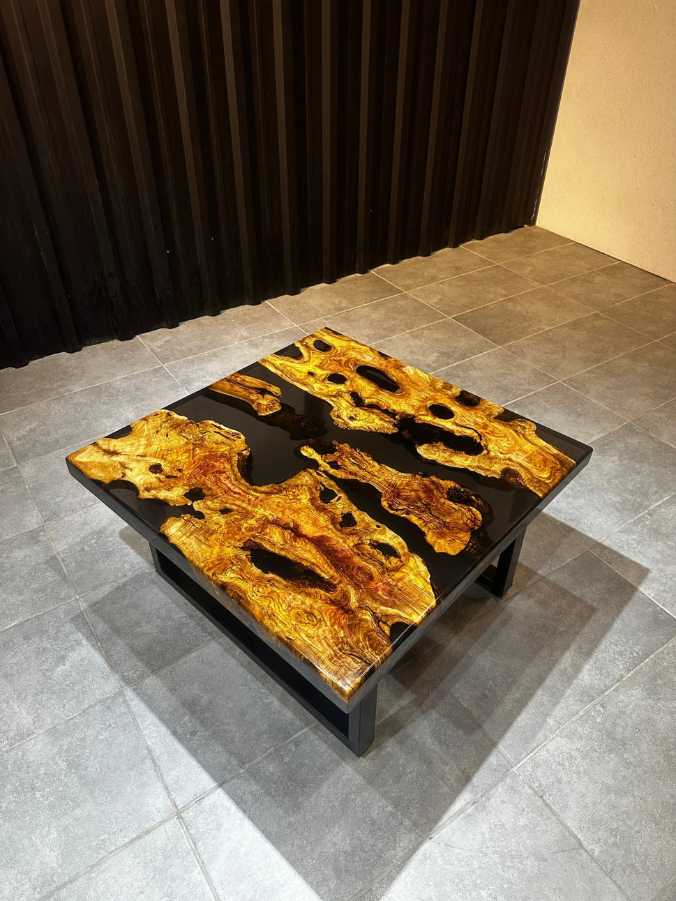 Live Edge Couchtisch – Live Edge Olivenholztisch mit schwarzem Harz