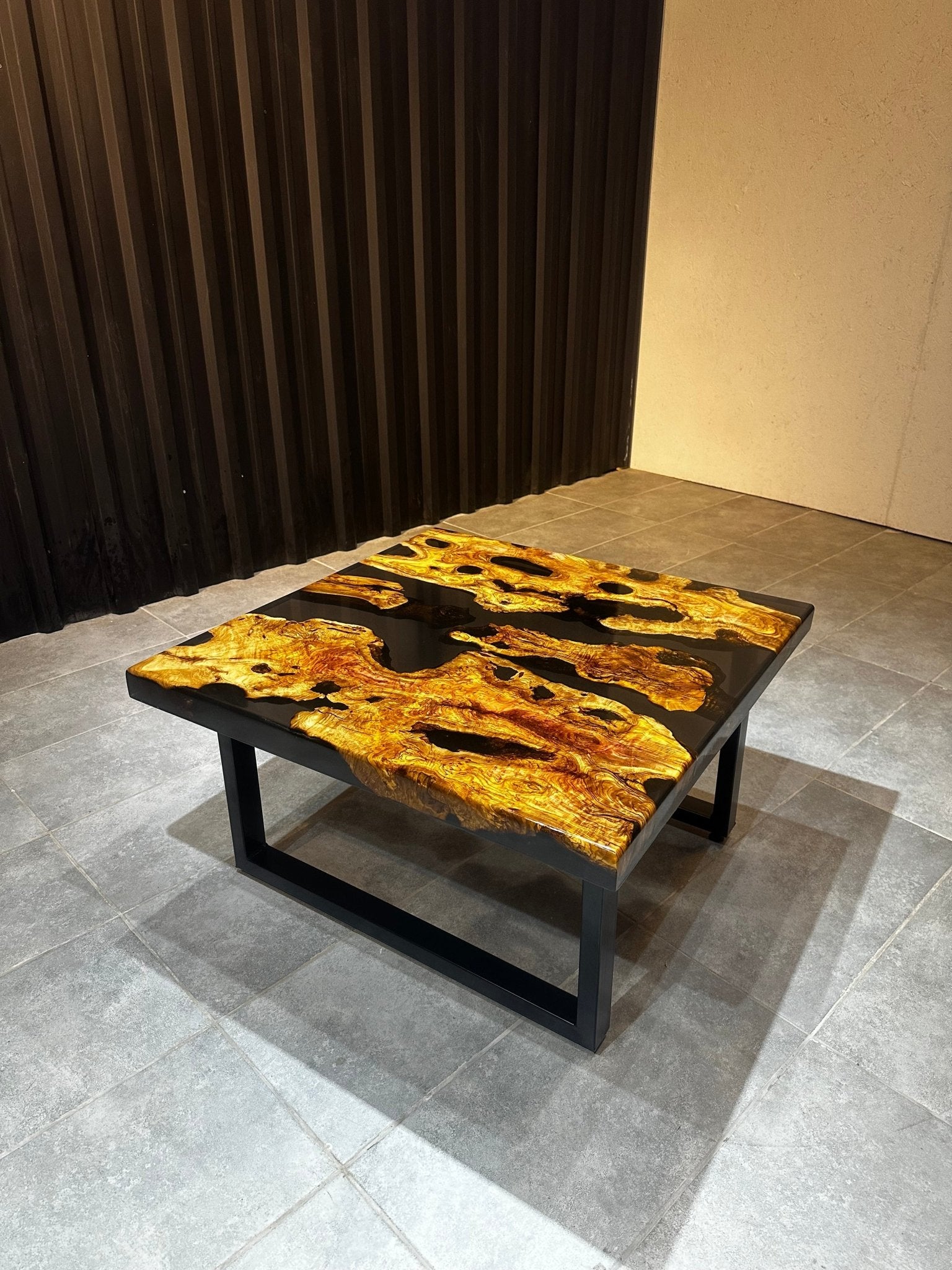 Live Edge Couchtisch – Live Edge Olivenholztisch mit schwarzem Harz
