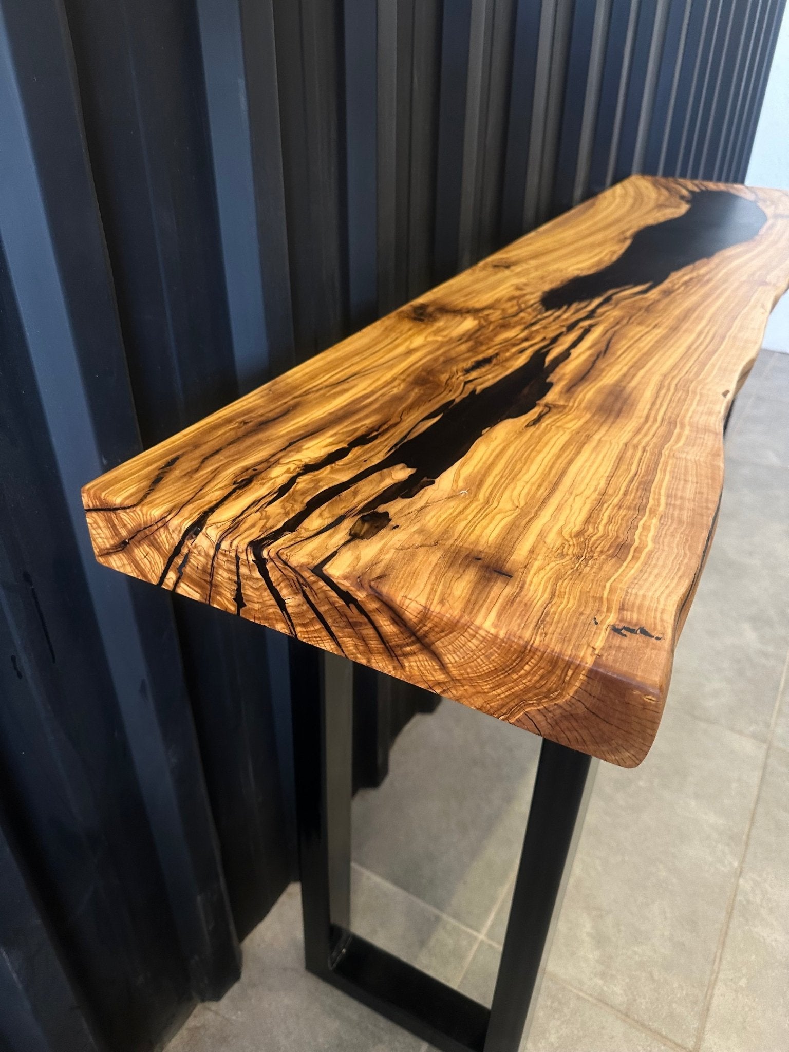 Live Edge Konsolentisch - Schwarz & Baumkante - 120 × 30 cm