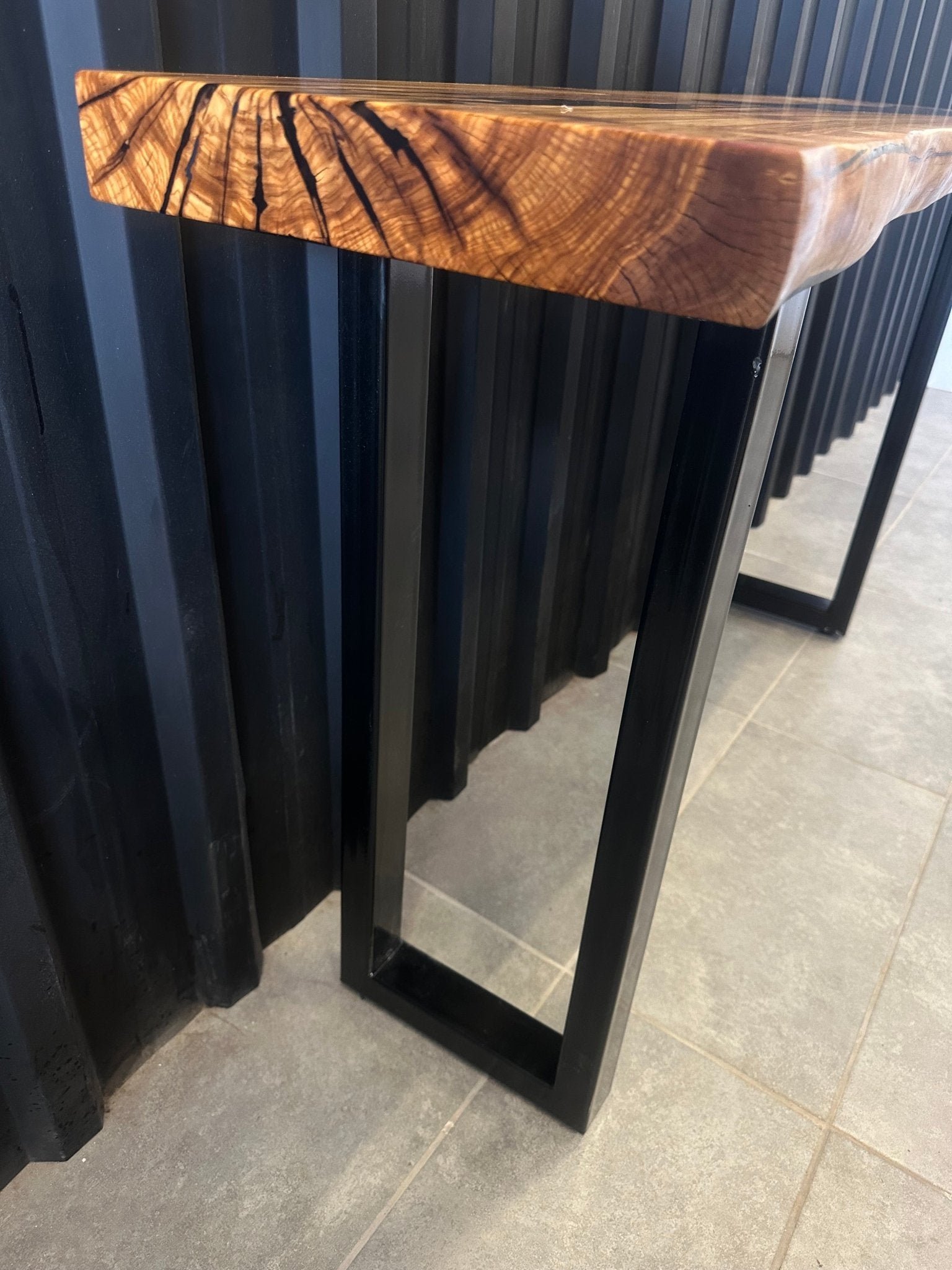 Live Edge Konsolentisch - Schwarz & Baumkante - 120 × 30 cm