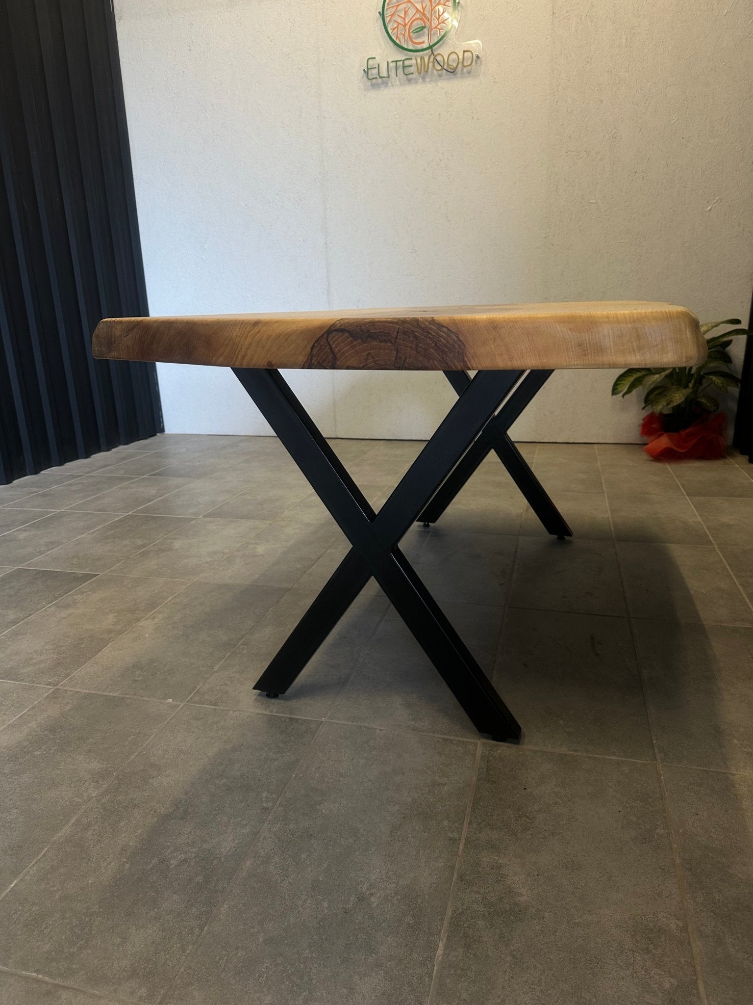 Live Edge Esstisch Kastanienholz - Massivholz mit Baumkante &amp; X-Rahmen