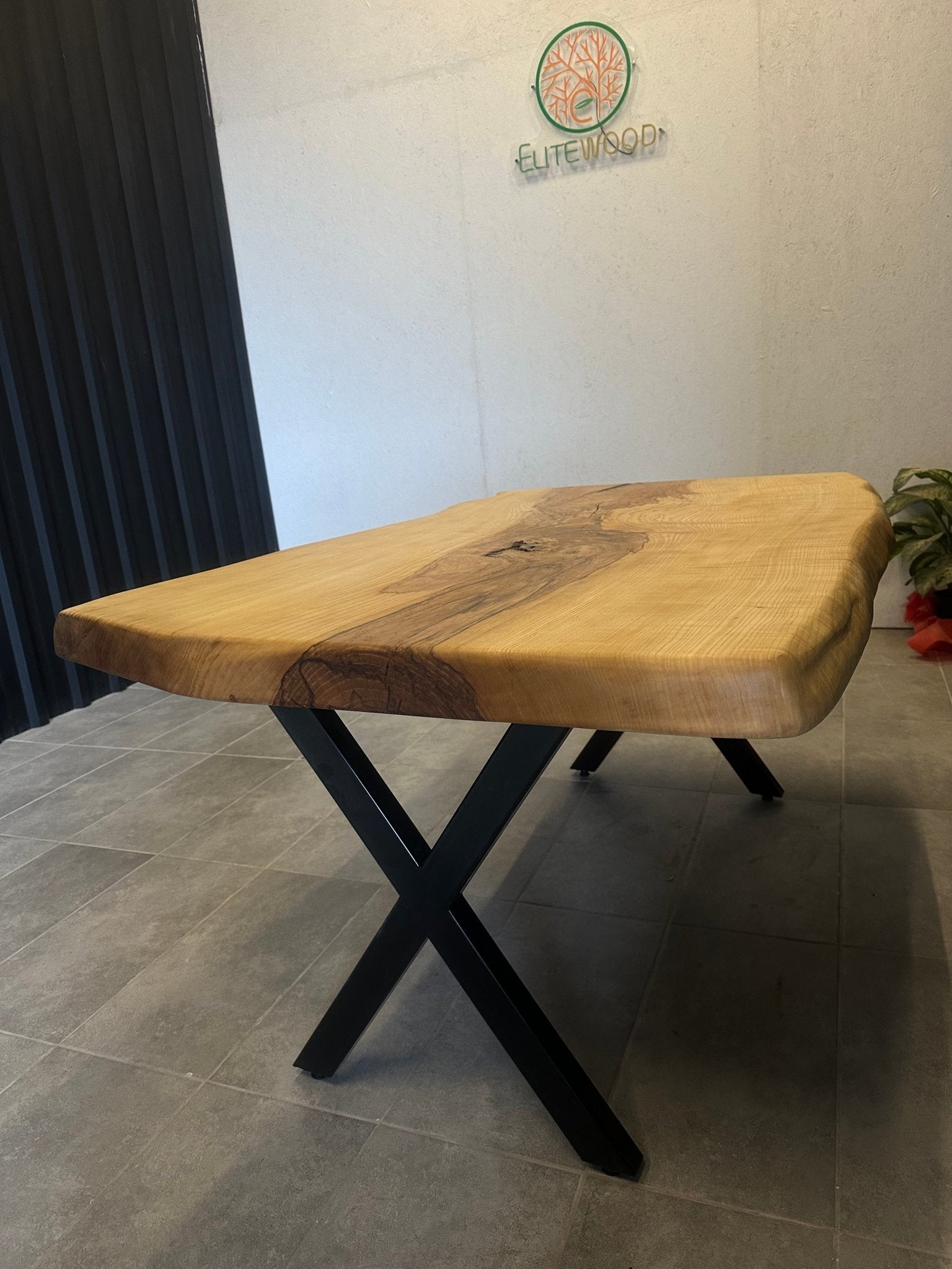 Live Edge Esstisch Kastanienholz - Massivholz mit Baumkante &amp; X-Rahmen