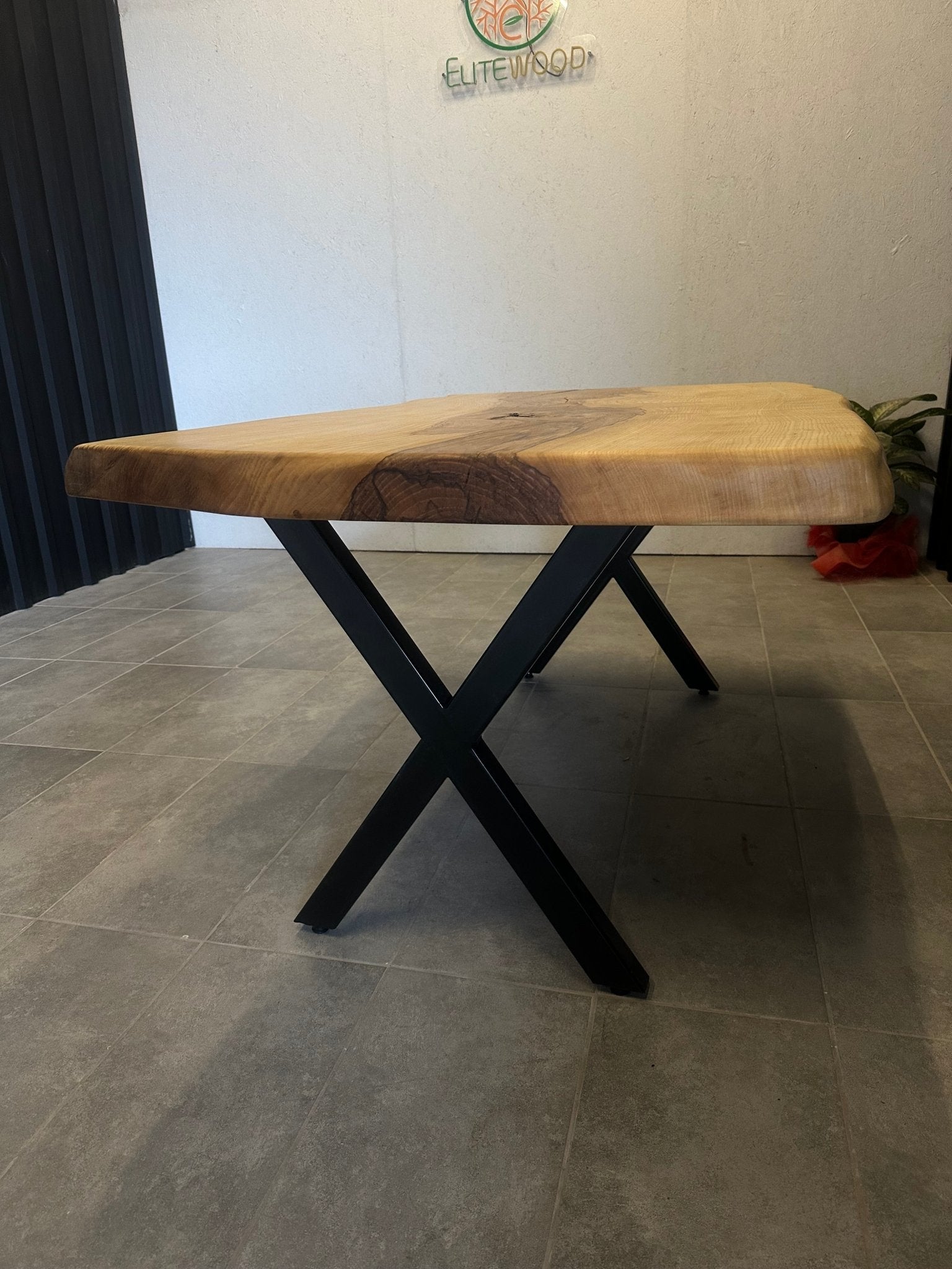 Live Edge Esstisch Kastanienholz - Massivholz mit Baumkante &amp; X-Rahmen