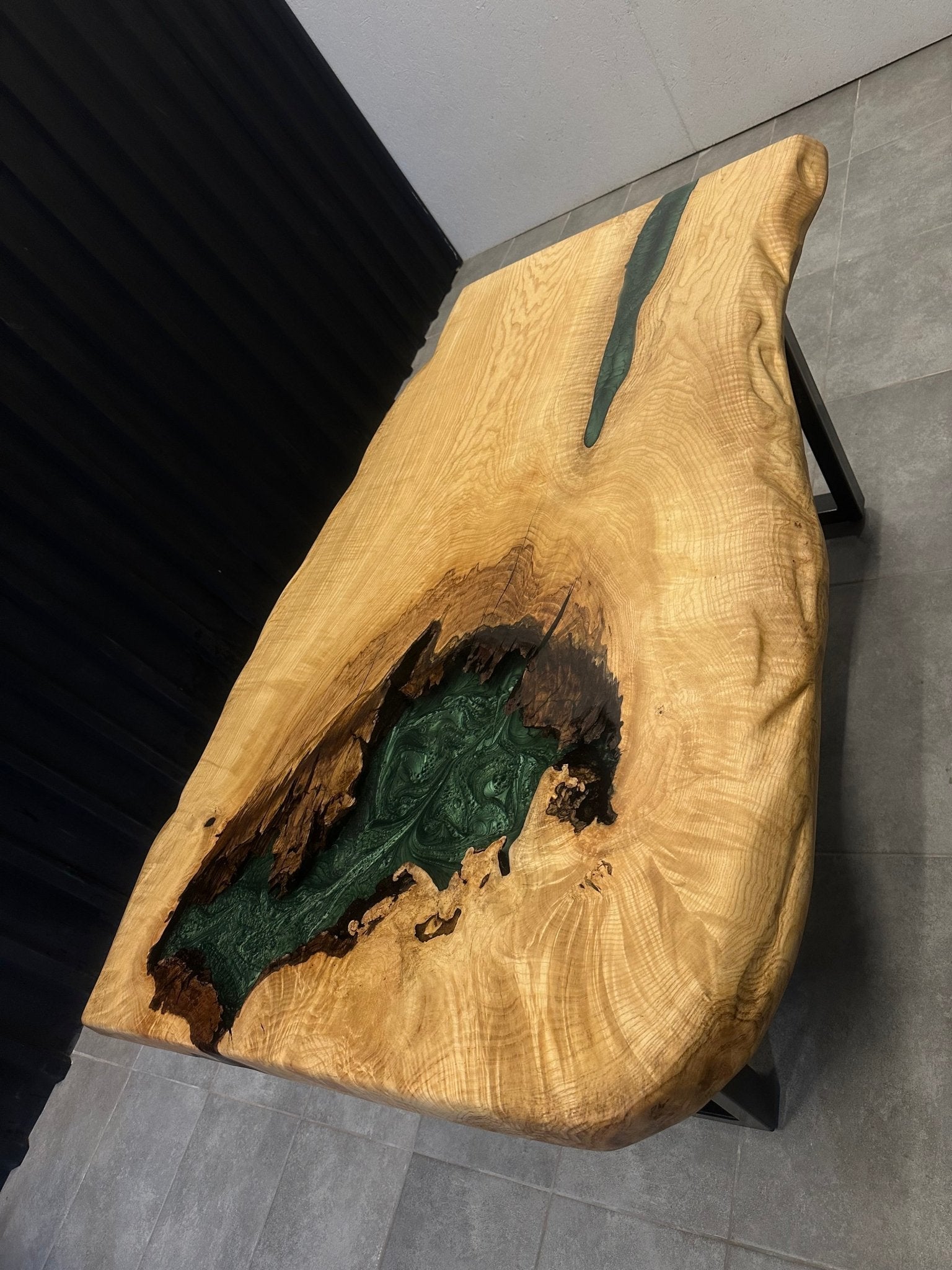 Live Edge Esstisch – Epoxidharz – Esche 160x90 – Baumkante mit Epoxid