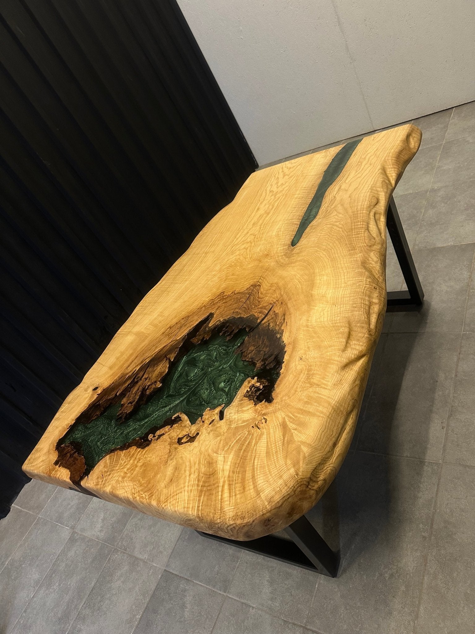 Live Edge Esstisch – Epoxidharz – Esche 160x90 – Baumkante mit Epoxid