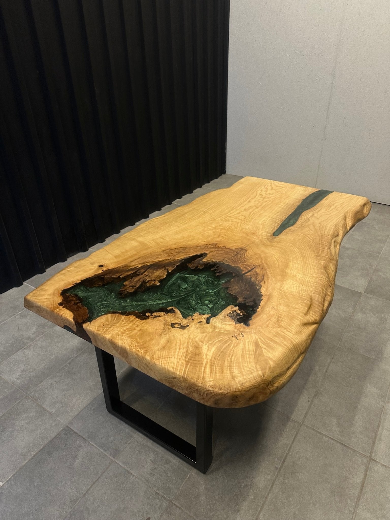 Live Edge Esstisch – Epoxidharz – Esche 160x90 – Baumkante mit Epoxid