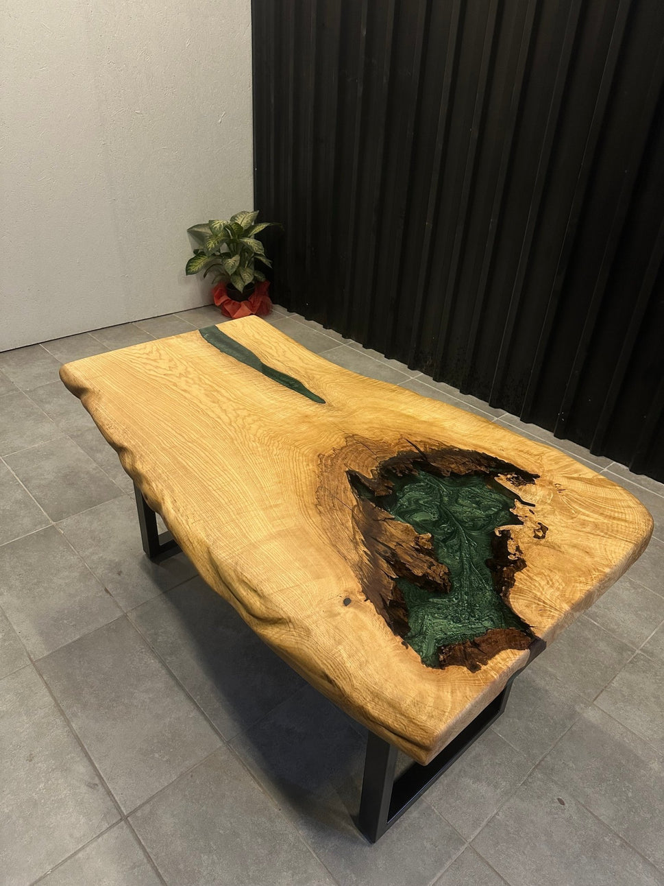 Live Edge Esstisch – Epoxidharz – Esche 160x90 – Baumkante mit Epoxid