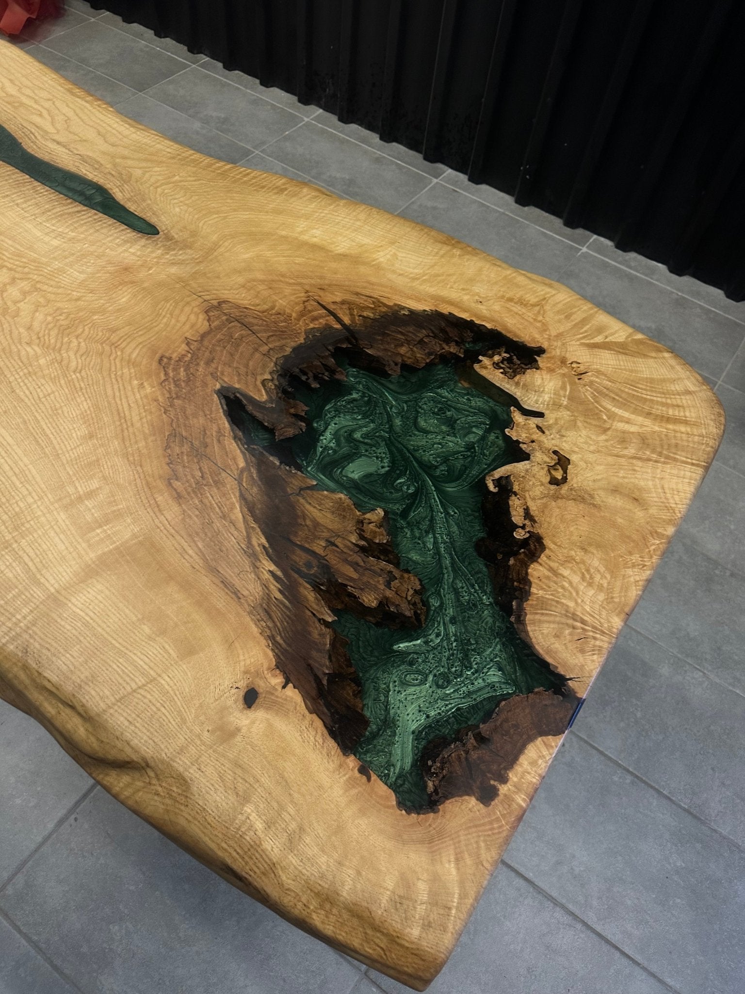 Live Edge Esstisch – Epoxidharz – Esche 160x90 – Baumkante mit Epoxid