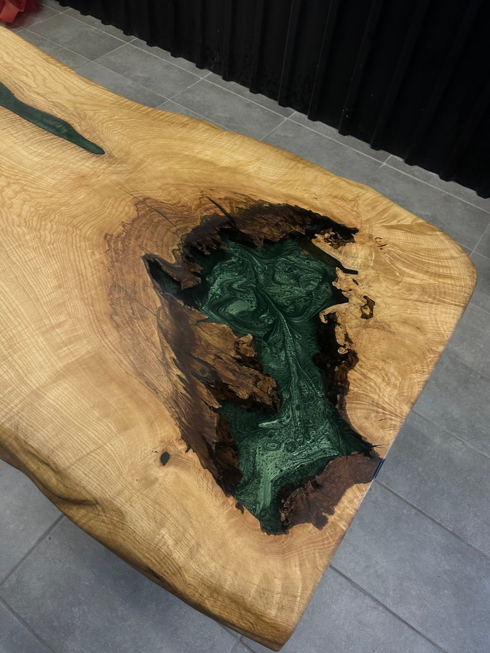 Live Edge Esstisch – Epoxidharz – Esche 160x90 – Baumkante mit Epoxid