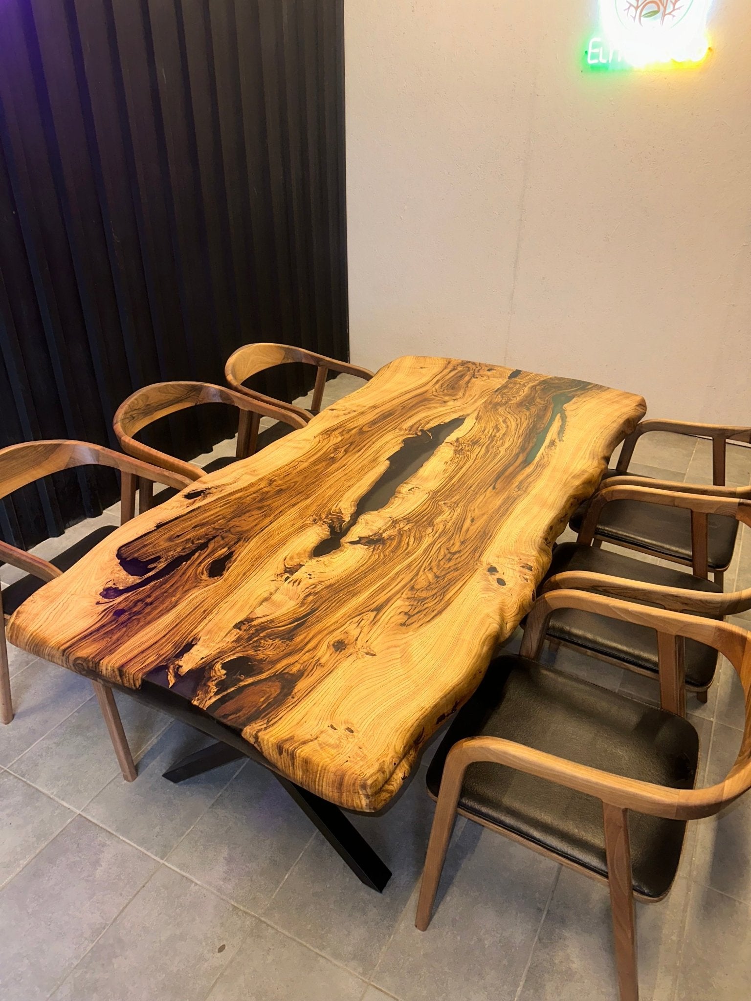 Live Edge Esstisch Epoxidharz Kastanienholz - 220x105 cm mit Naturkante &amp; schwarzem Harz