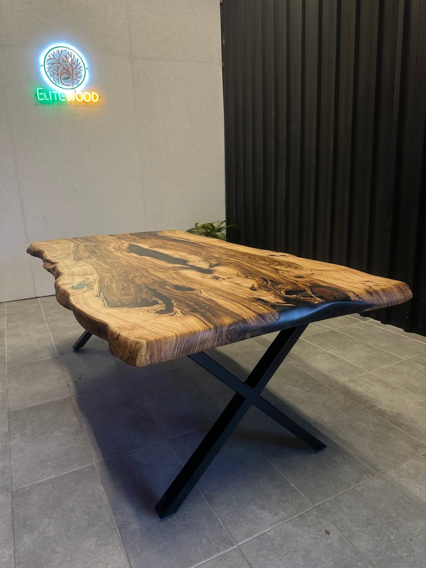 Live edge dining table epoxy resin chestnut wood - 220x105 cm with natural edge & black resin - Elite Wood - Live edge dining table