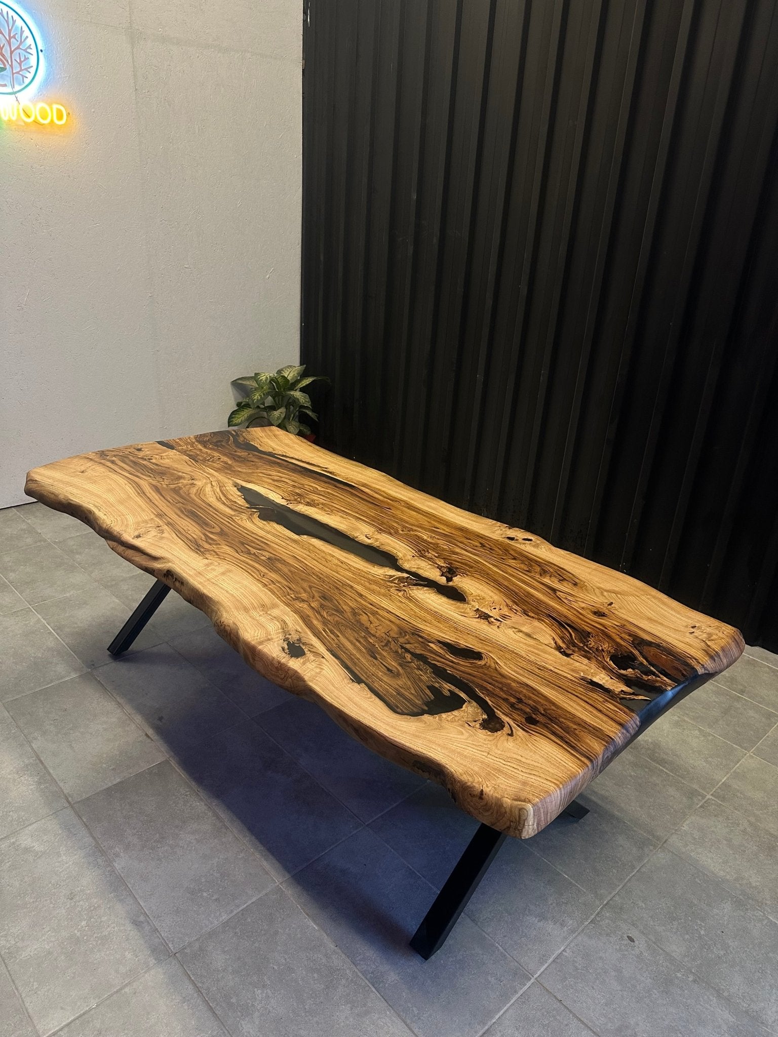 Live Edge Esstisch Epoxidharz Kastanienholz - 220x105 cm mit Naturkante &amp; schwarzem Harz