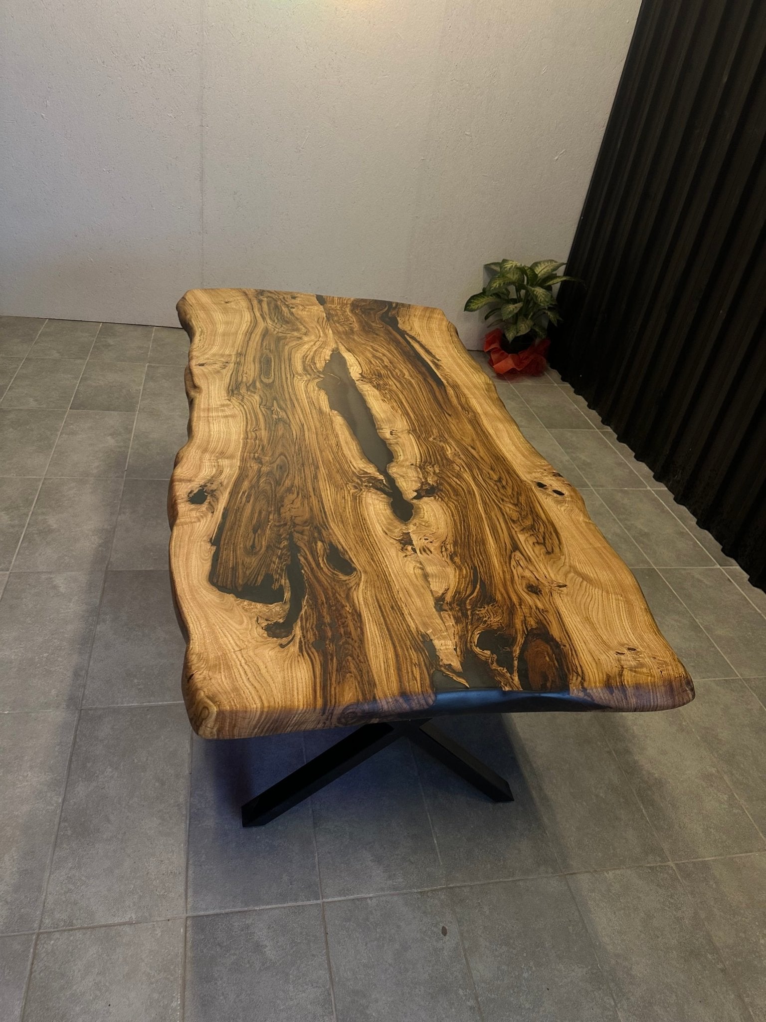 Live Edge Esstisch Epoxidharz Kastanienholz - 220x105 cm mit Naturkante &amp; schwarzem Harz
